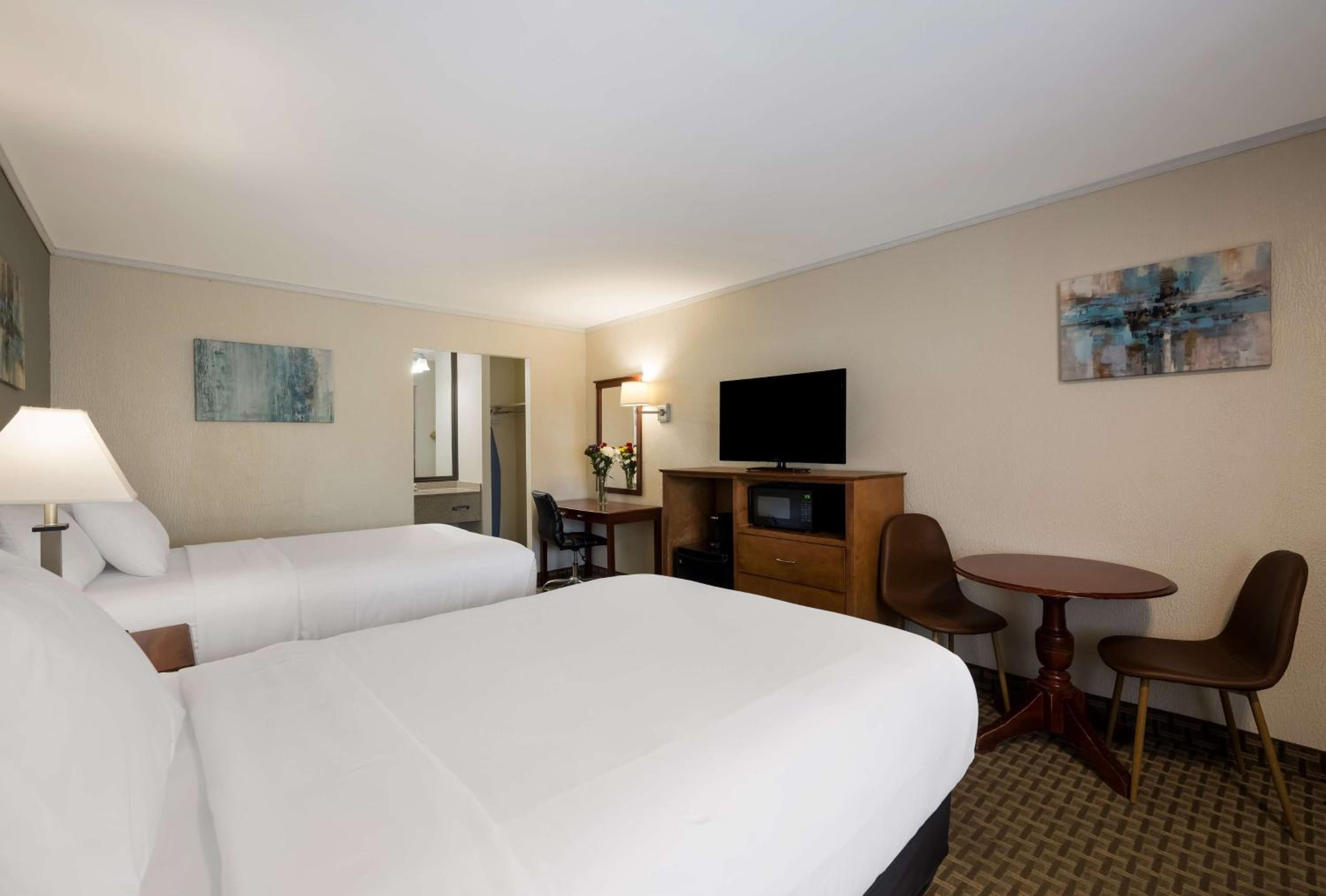 Double Room With Two Double Beds - Non-Smoking - Photo 3