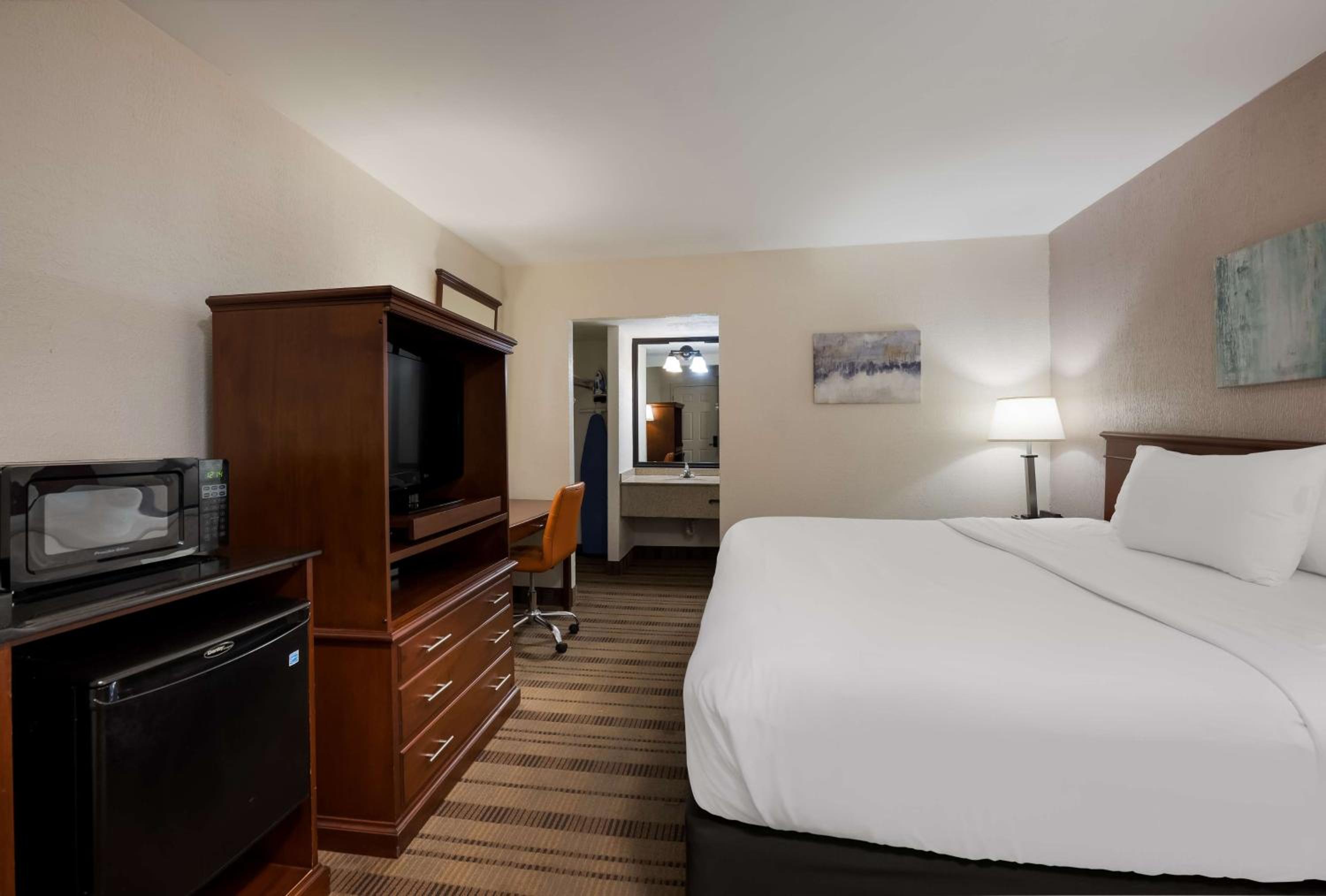 King Room - Non-Smoking - Photo 3