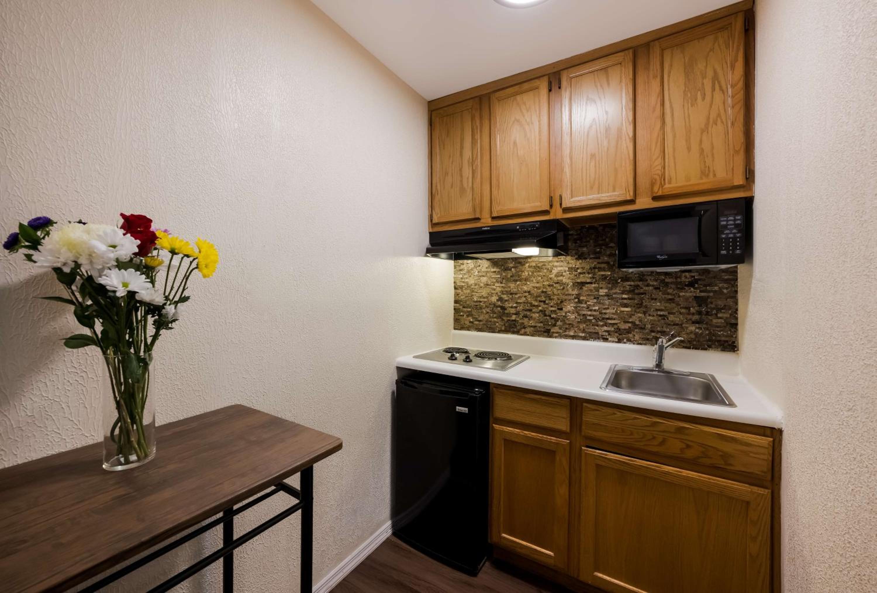 Queen Room with Kitchenette - Photo 4