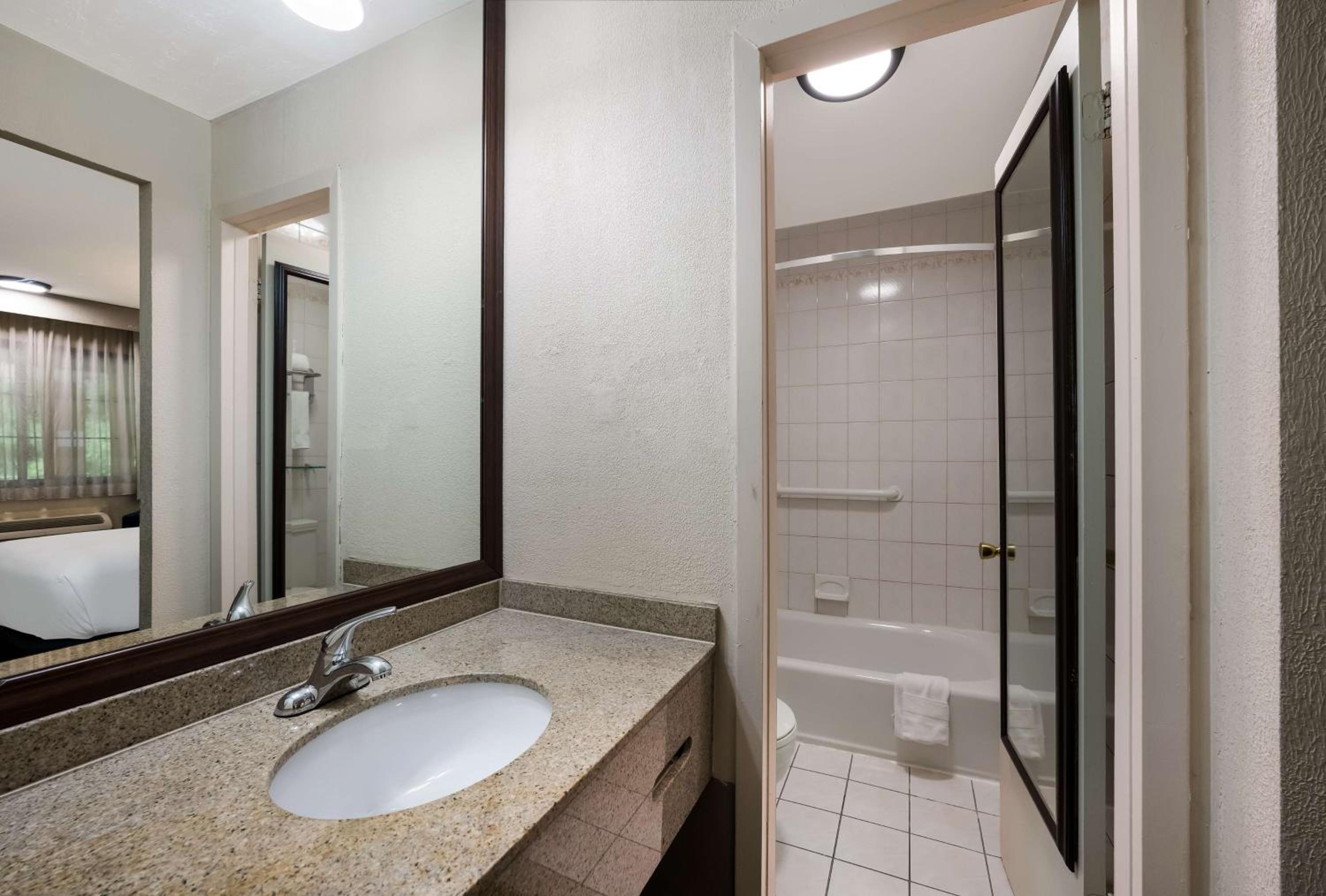 Double Room - Non-Smoking  - Photo 3
