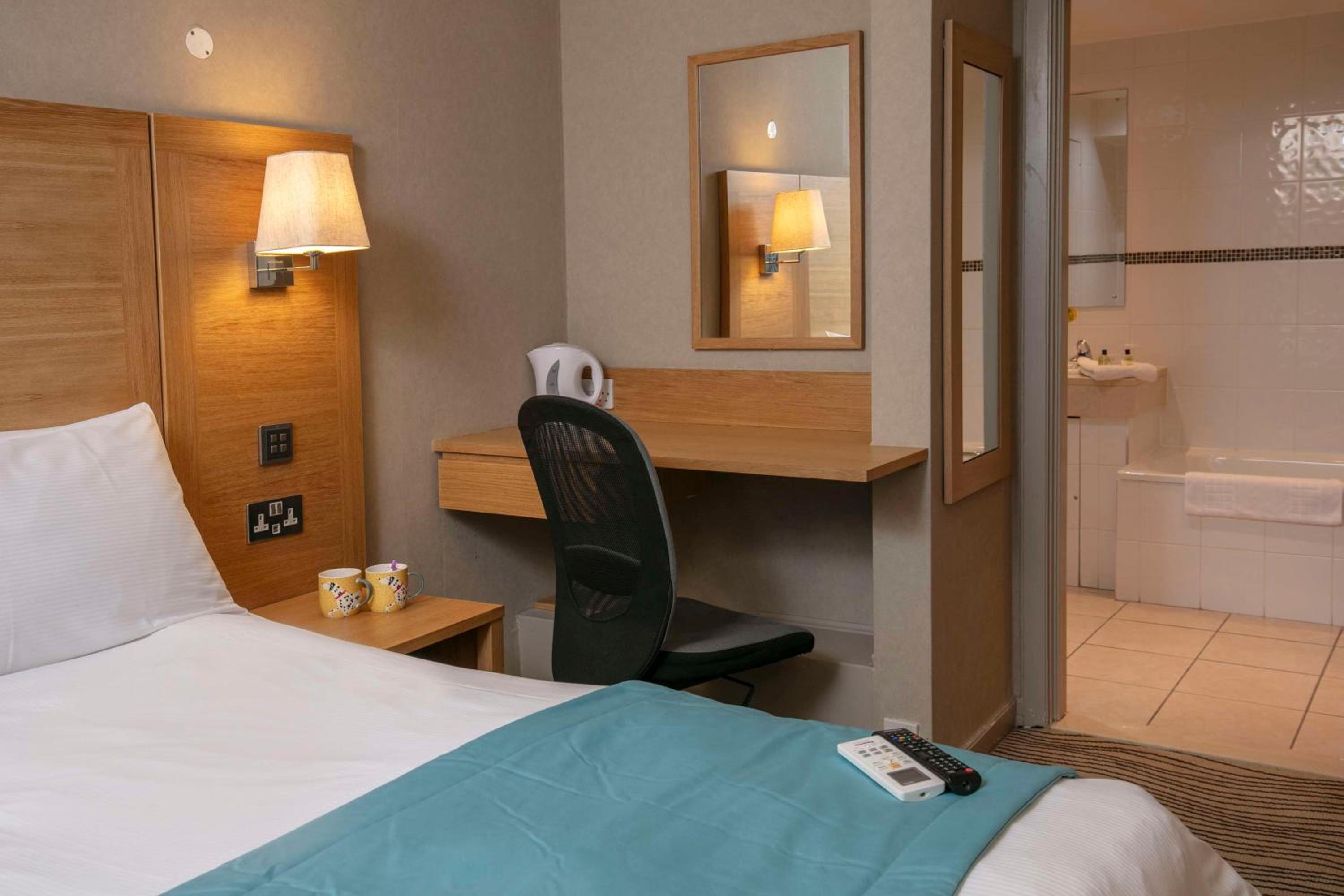 Economy room with double bed and internal window to hall photo 2