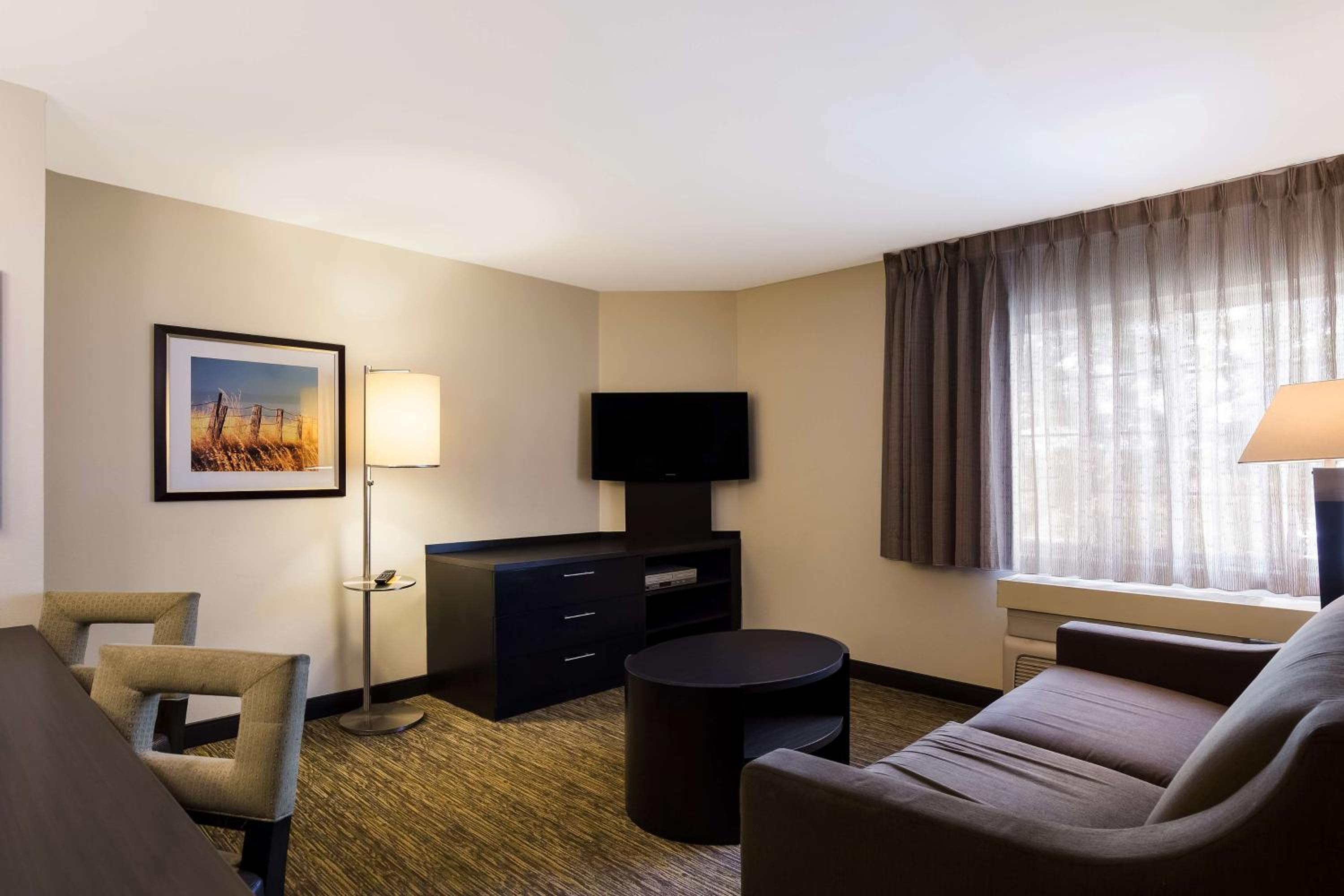 One-Bedroom Queen Suite with Roll-In Shower - Mobility Accessible photo 3