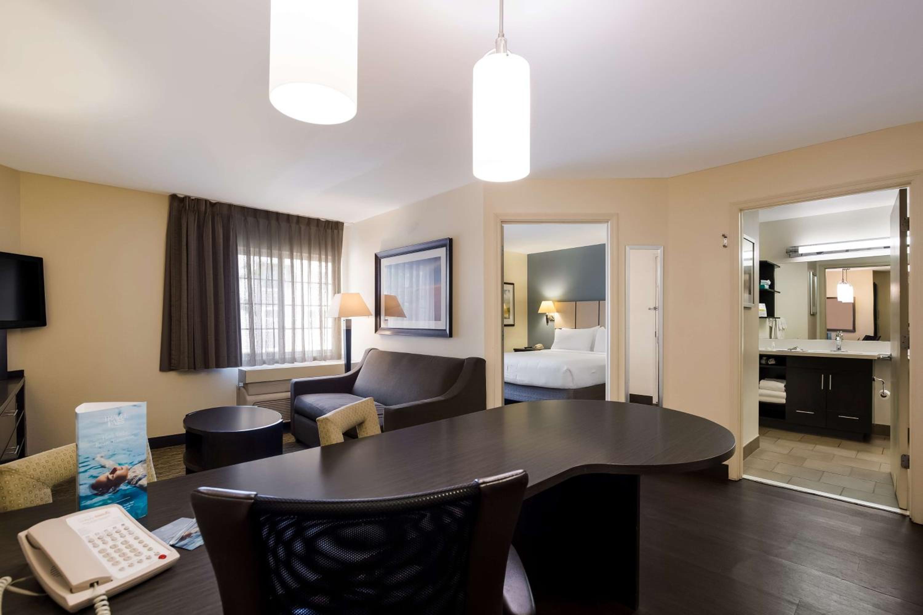 One-Bedroom Queen Suite - Photo 5