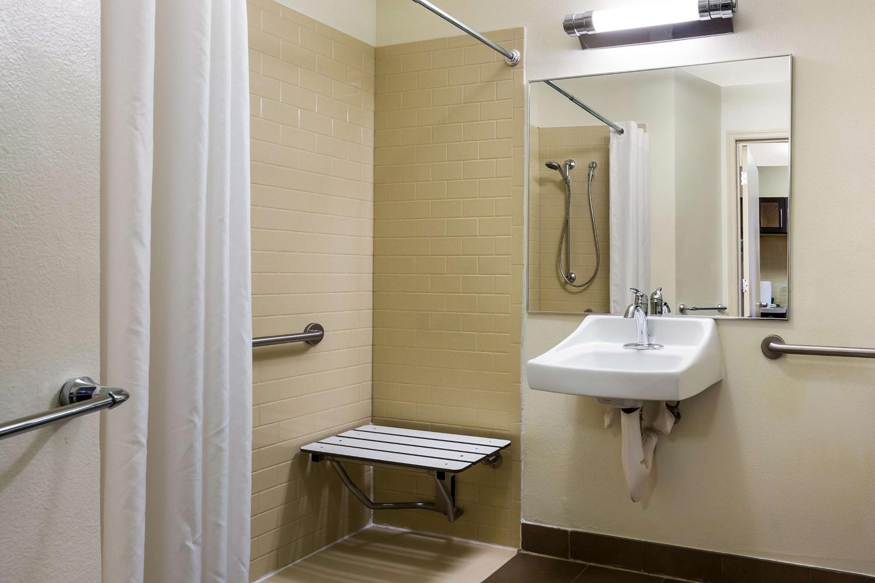 Queen Studio Suite with Roll-In Shower - Mobility Accessible - Photo 4