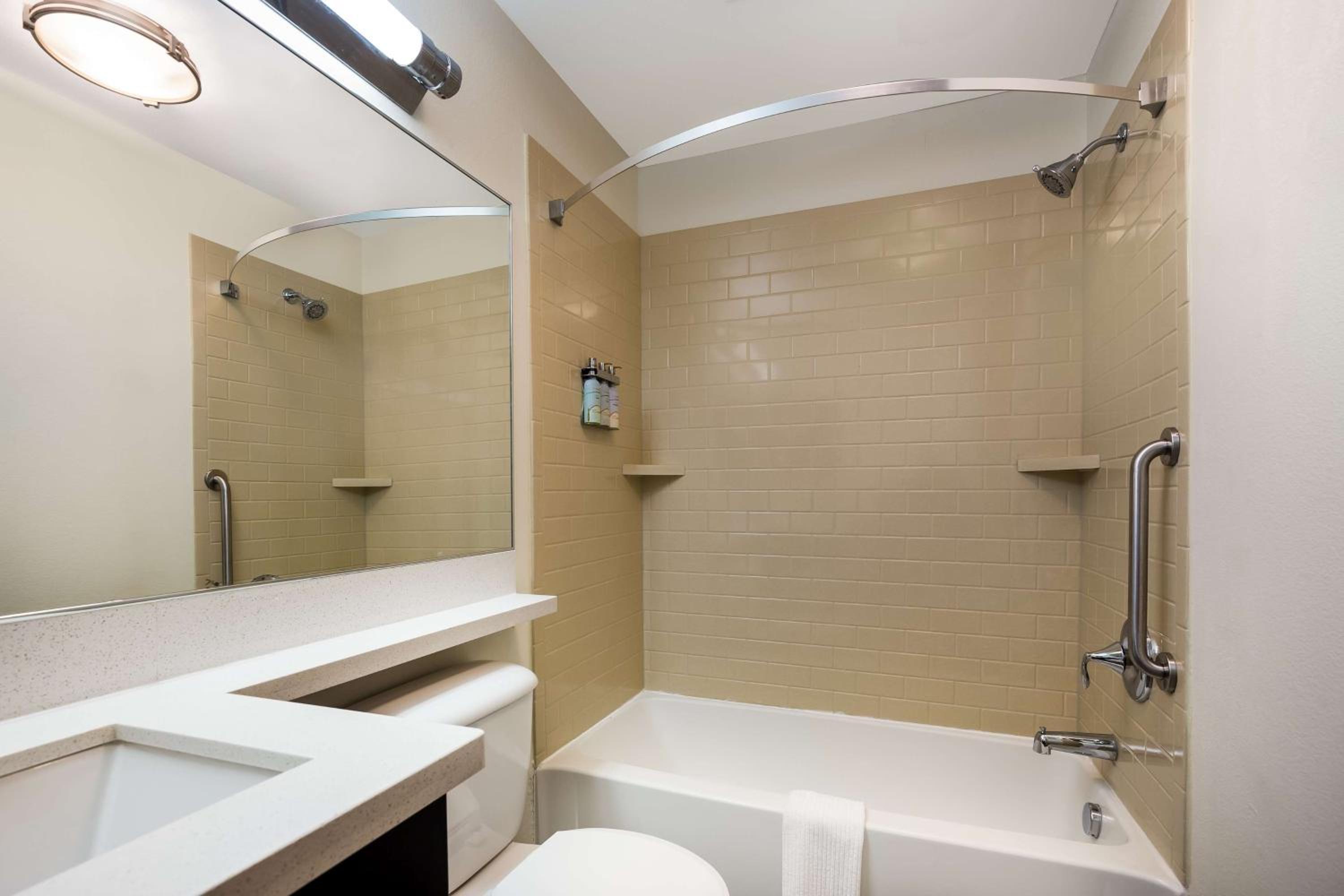 One-Bedroom Queen Suite - Photo 4