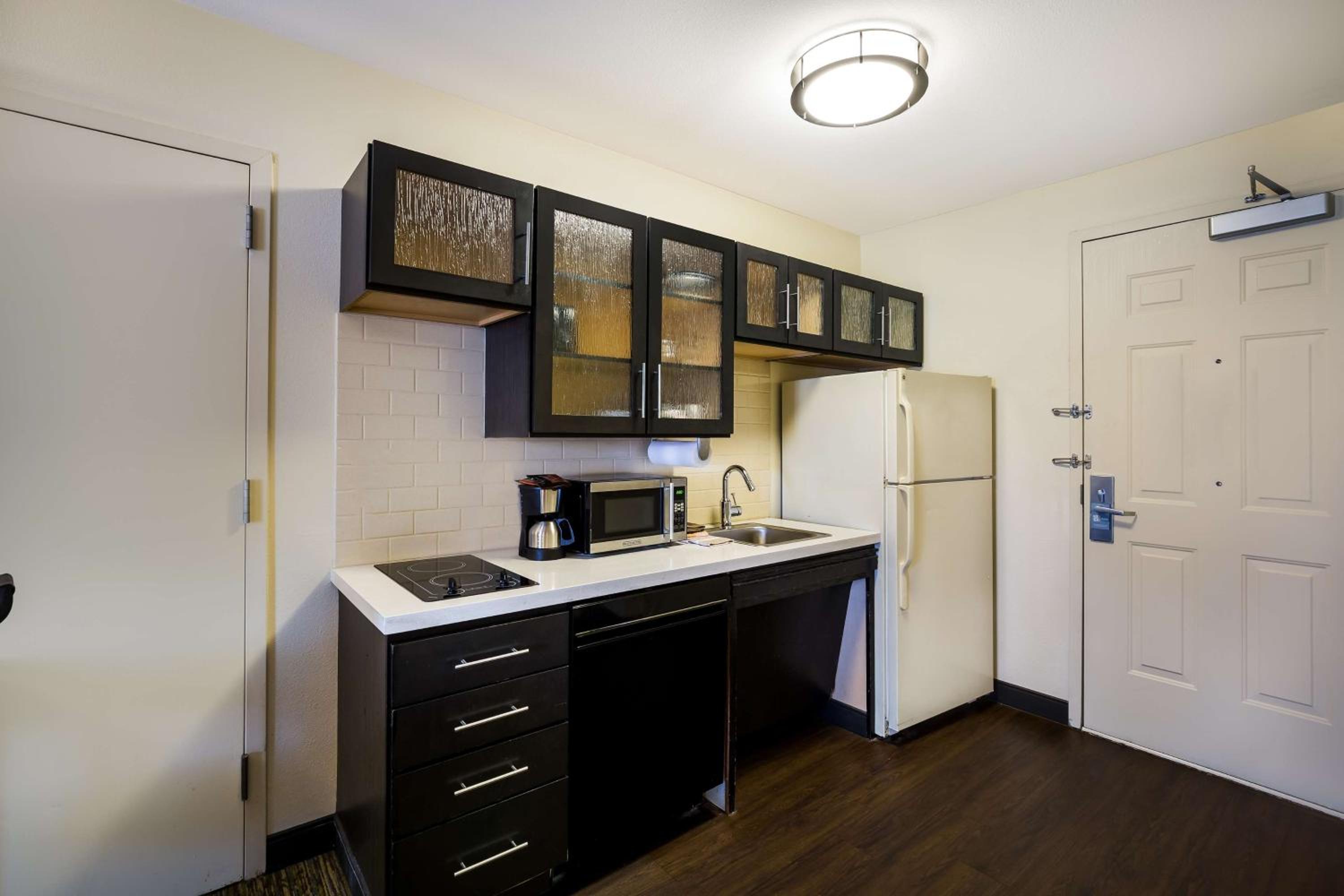 Queen Studio Suite - Photo 4