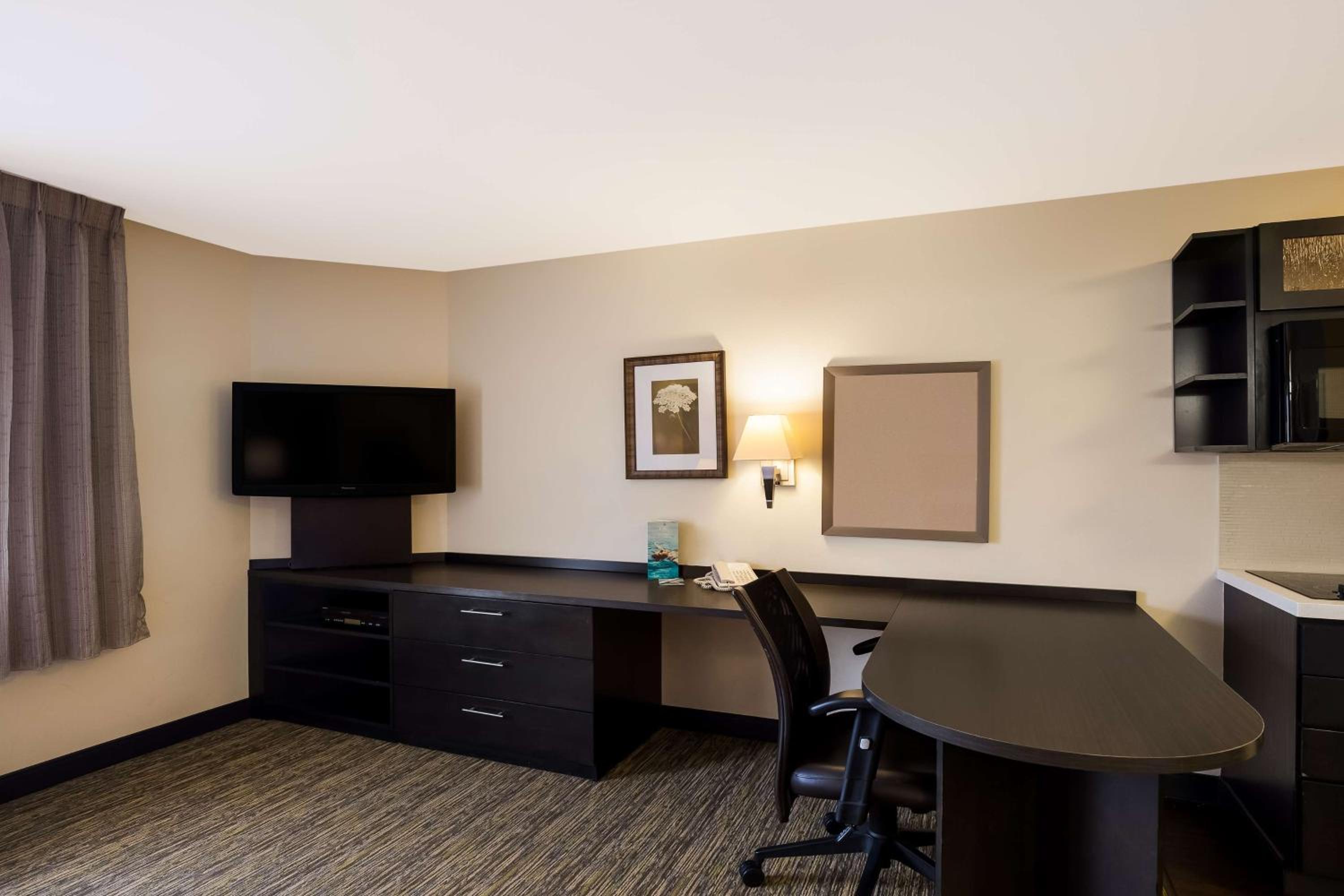 Queen Studio Suite with Roll-In Shower - Mobility Accessible - Photo 7