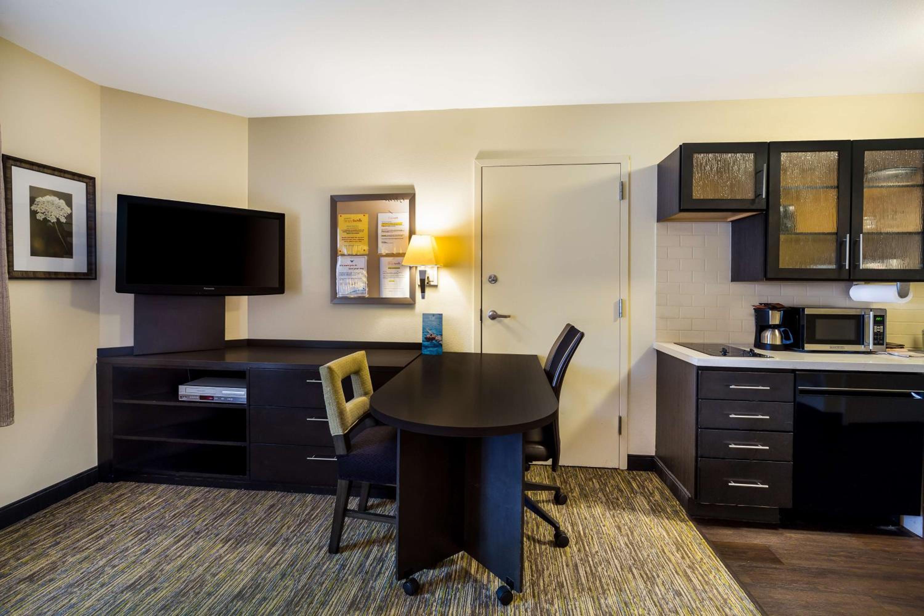 Queen Studio Suite - Photo 3