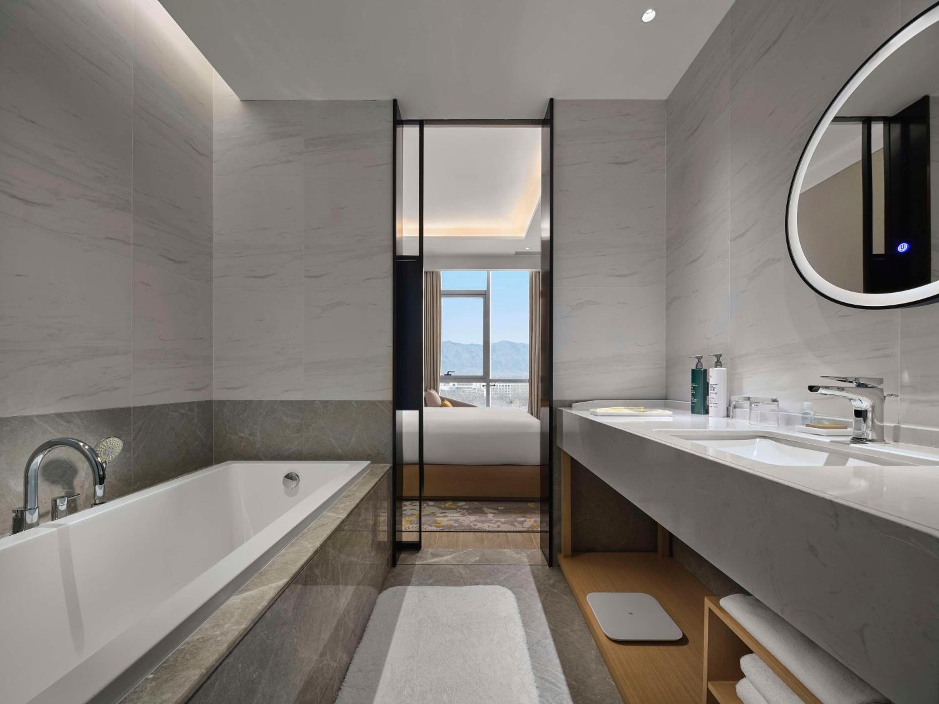 Deluxe King Room - Photo 4