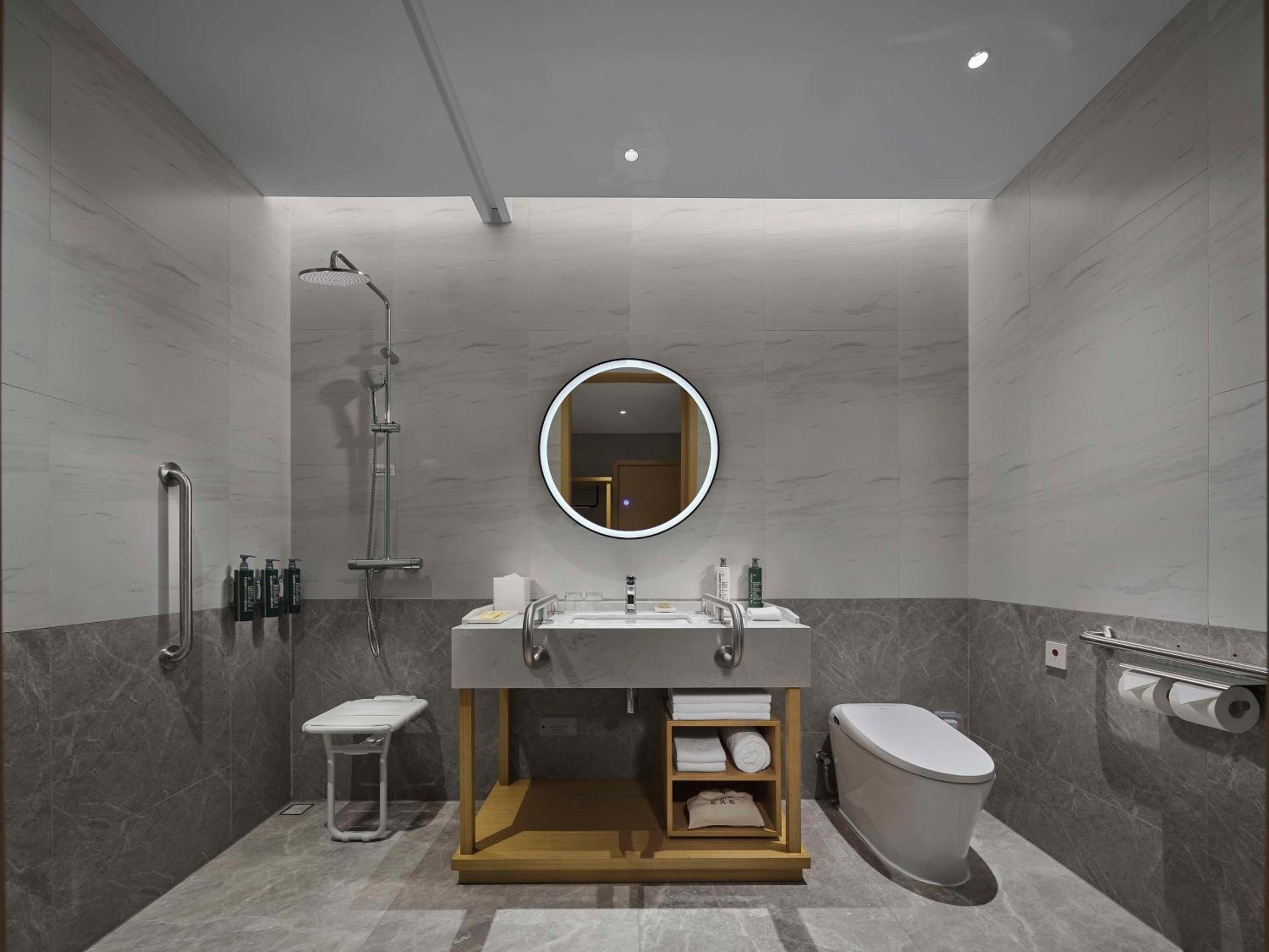 King Room - Mobility Accessible  - Photo 3