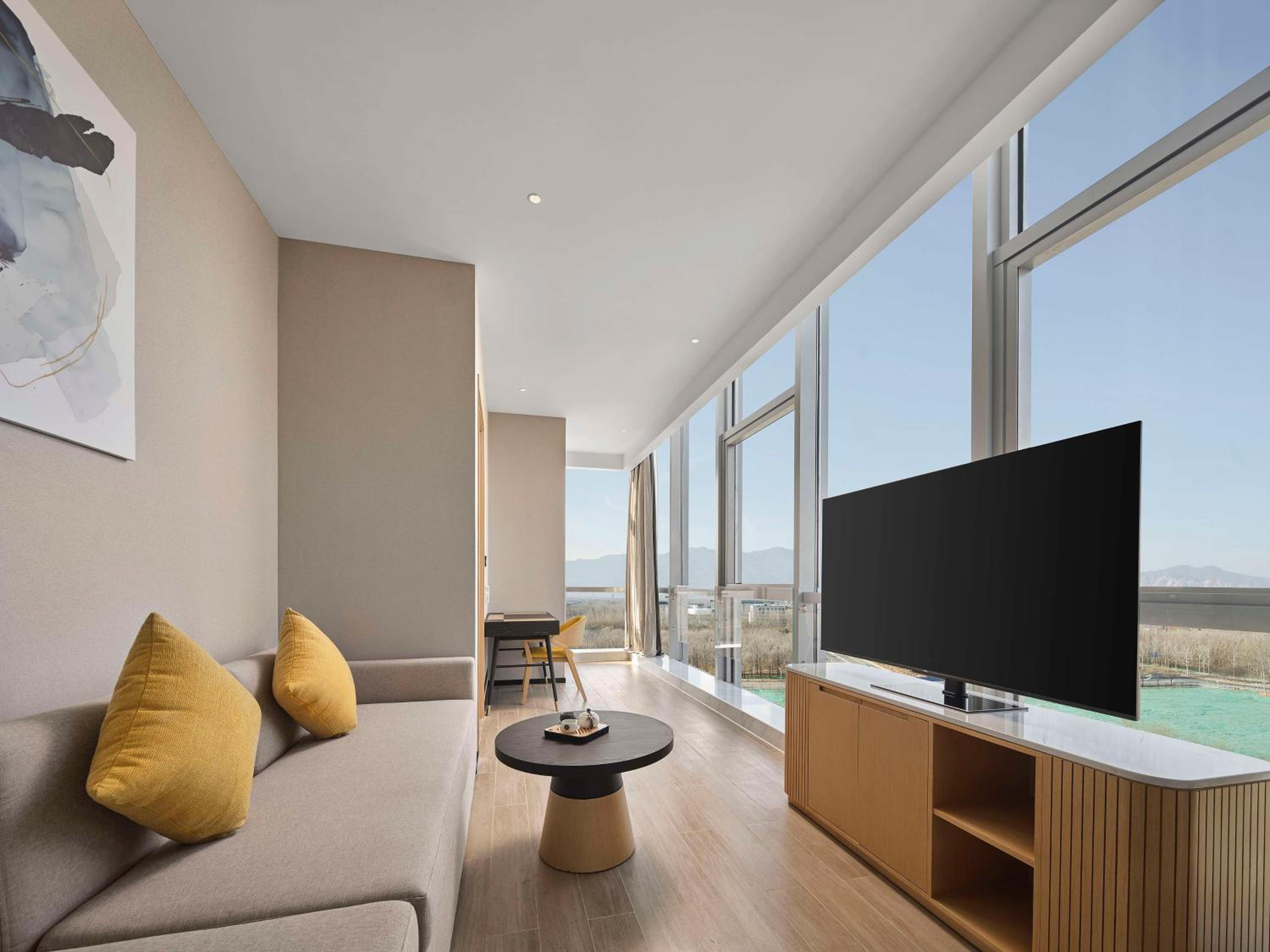 Deluxe King Suite - Photo 3