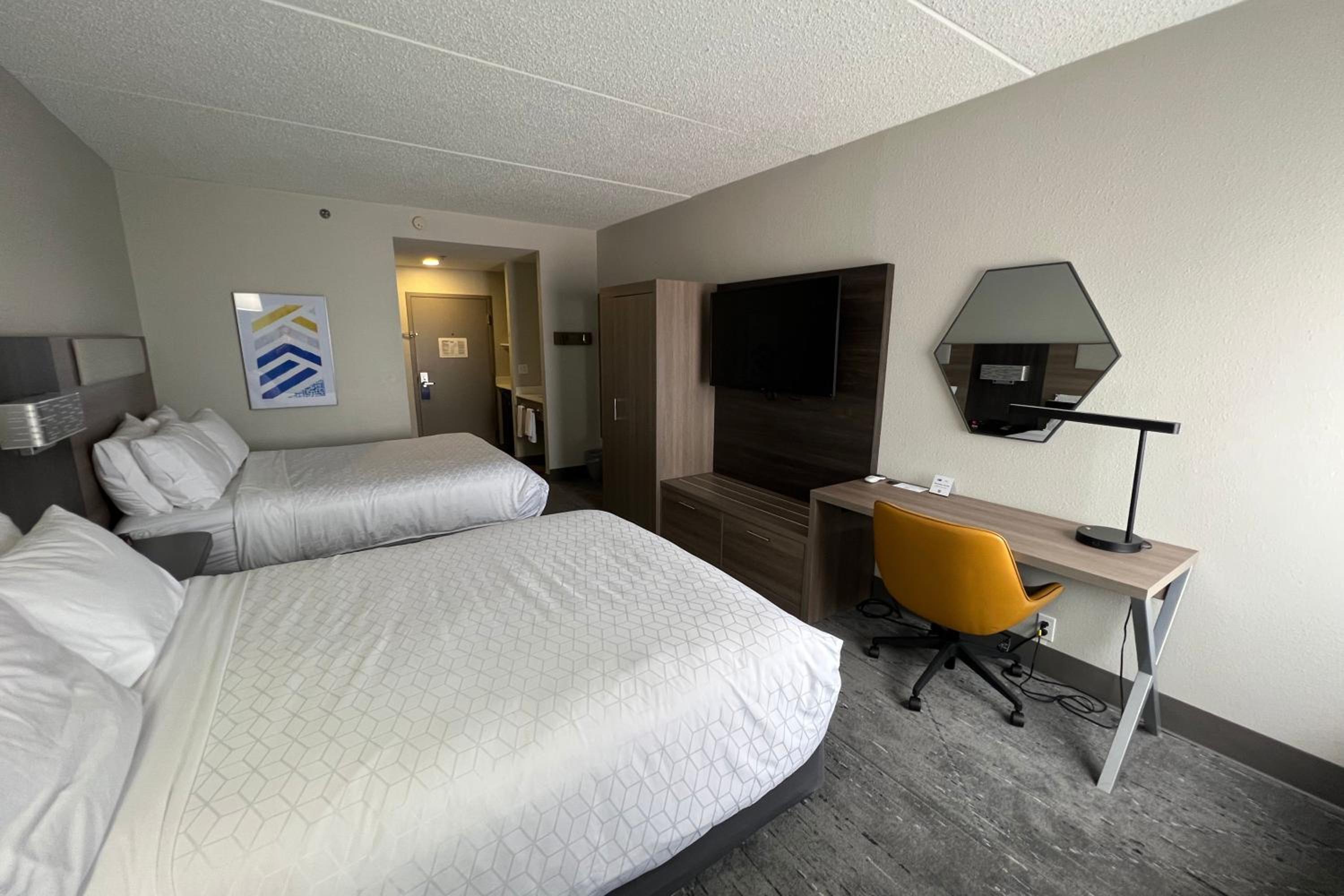 Standard Room with Two Queen Beds - Photo 4