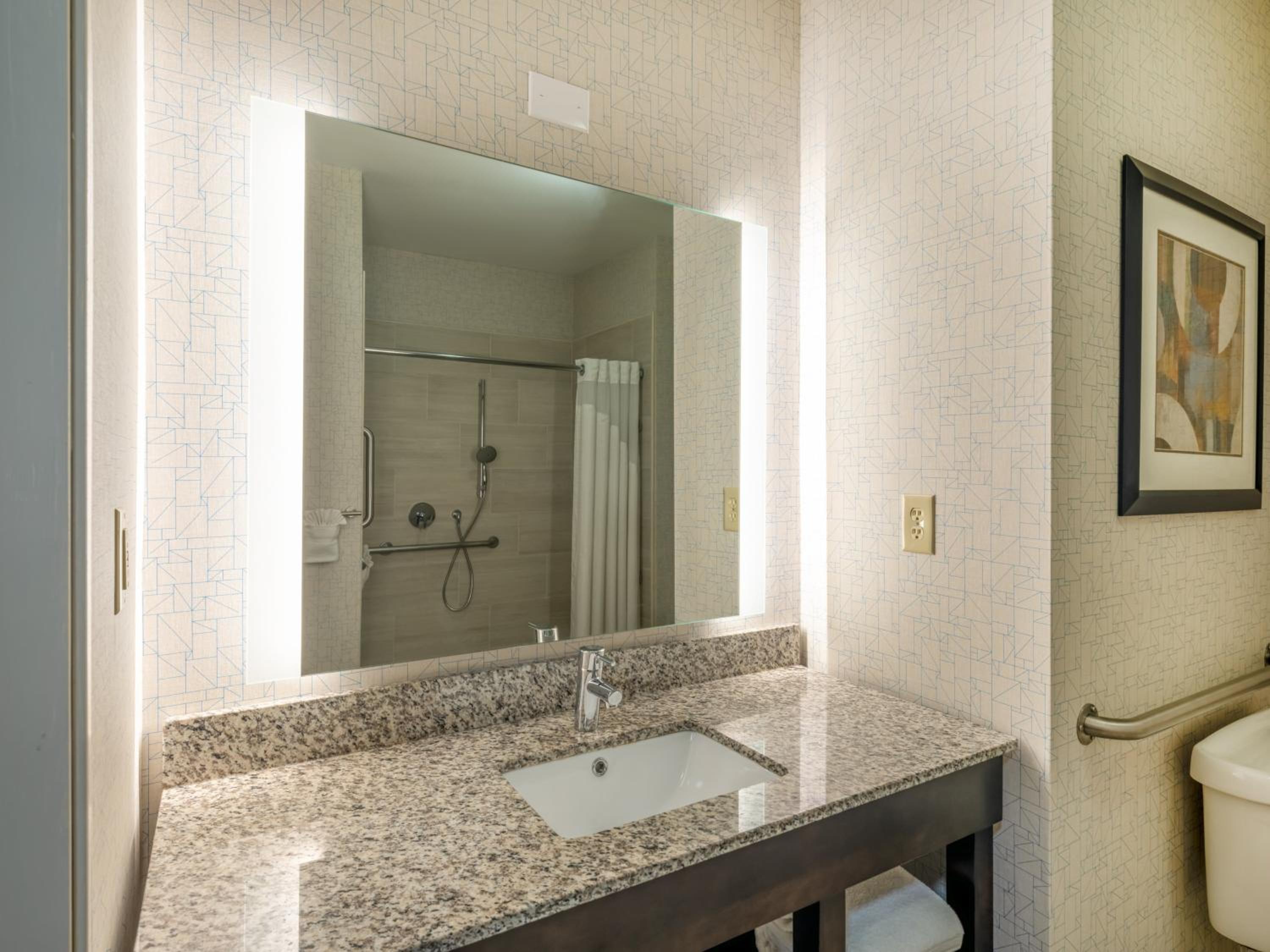 King Room - Disability Access With Roll In Shower - Non-Smoking photo 2