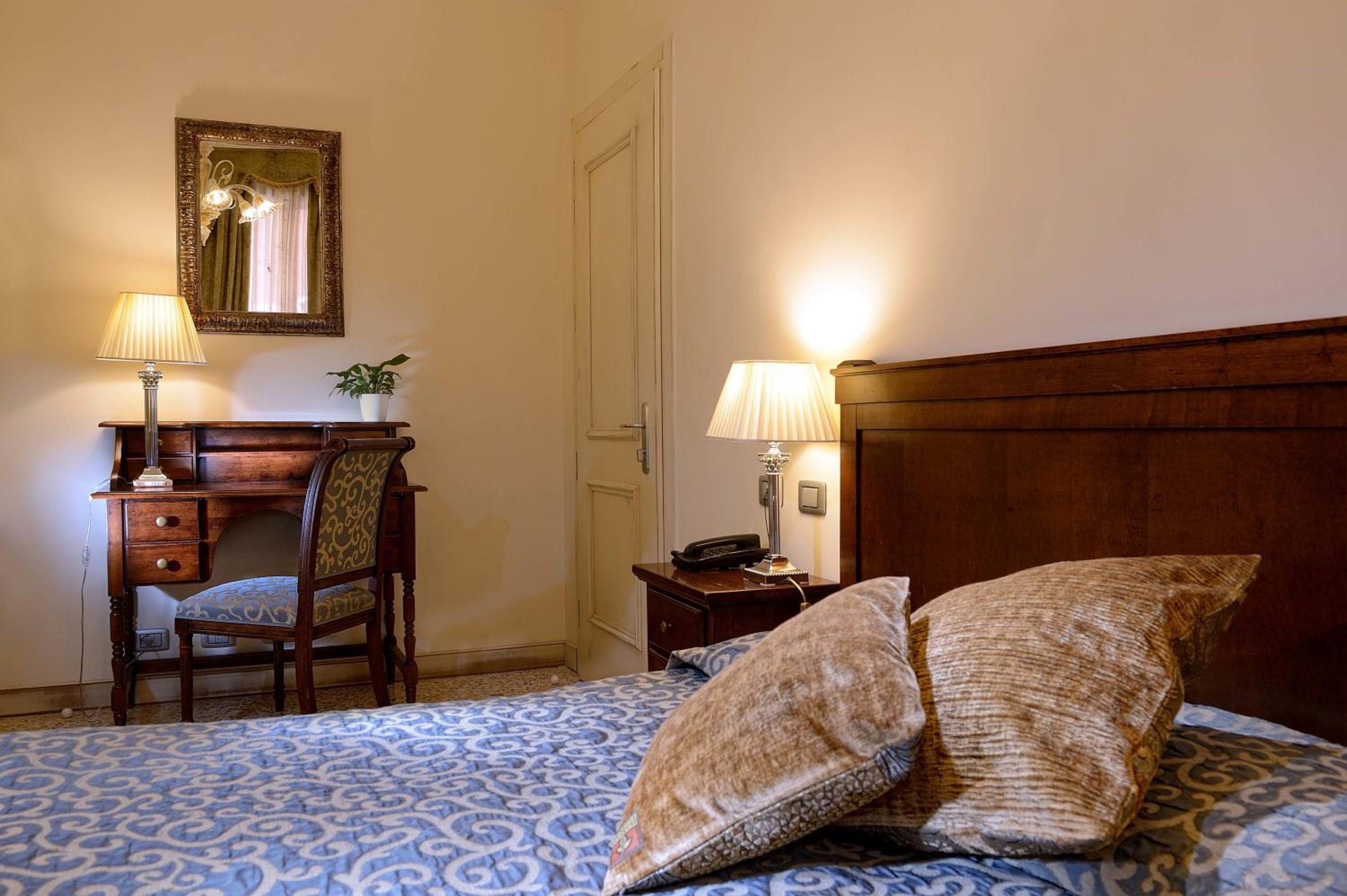 Classic Double Room thumbnail 5
