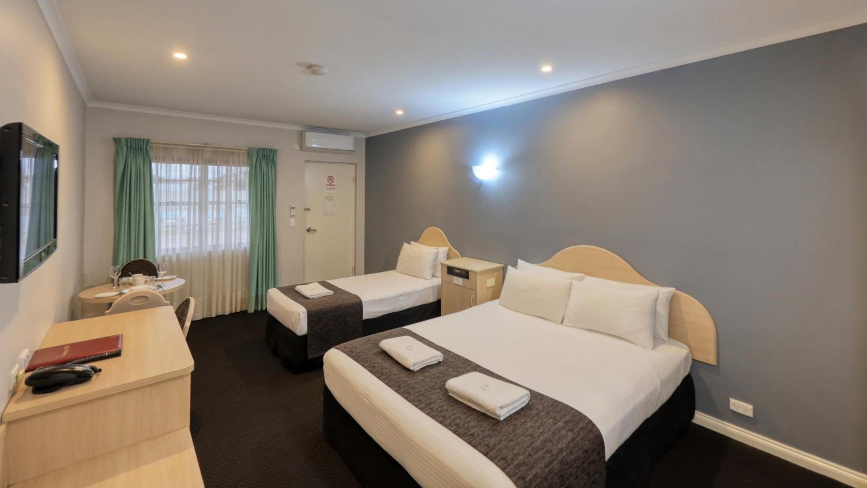 Standard Queen Room with Single Bed photo 3