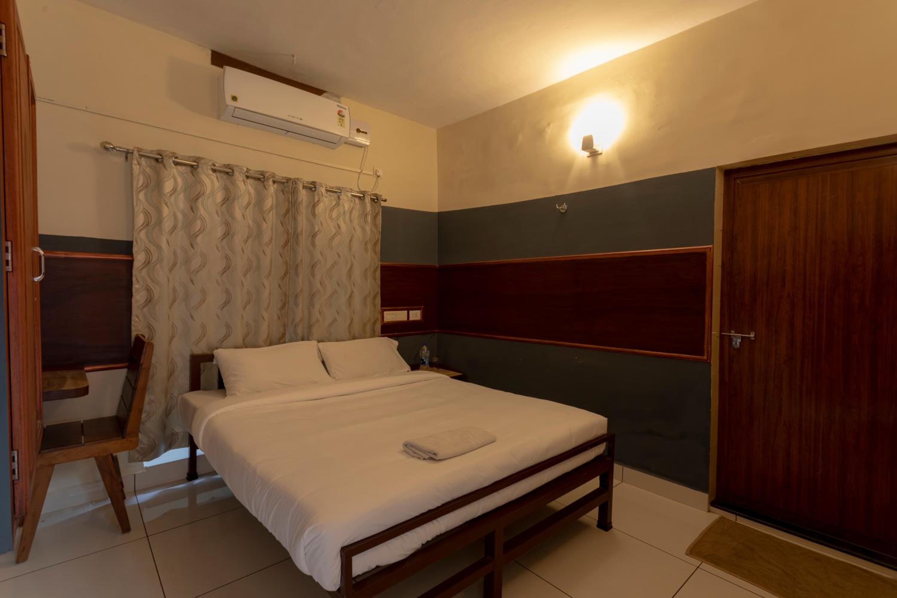Small Double Room - Photo 5
