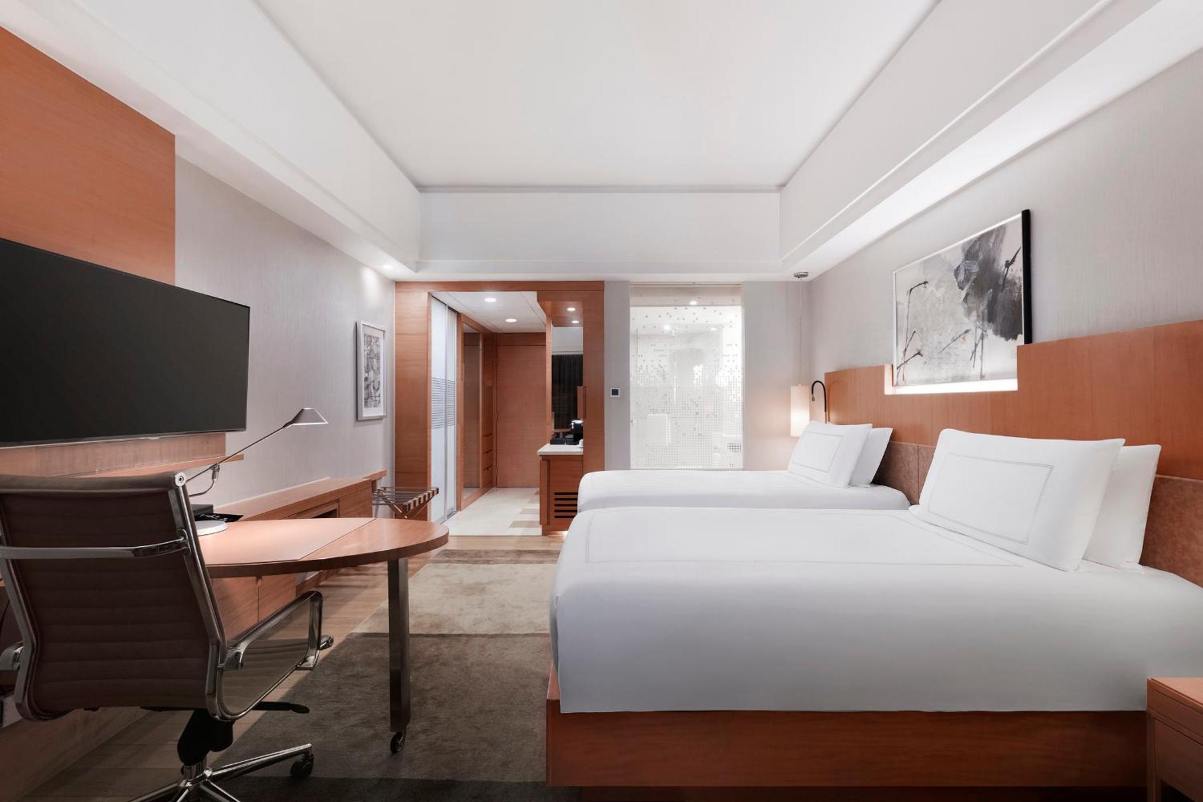 Swiss Executive Twin Room thumbnail 5