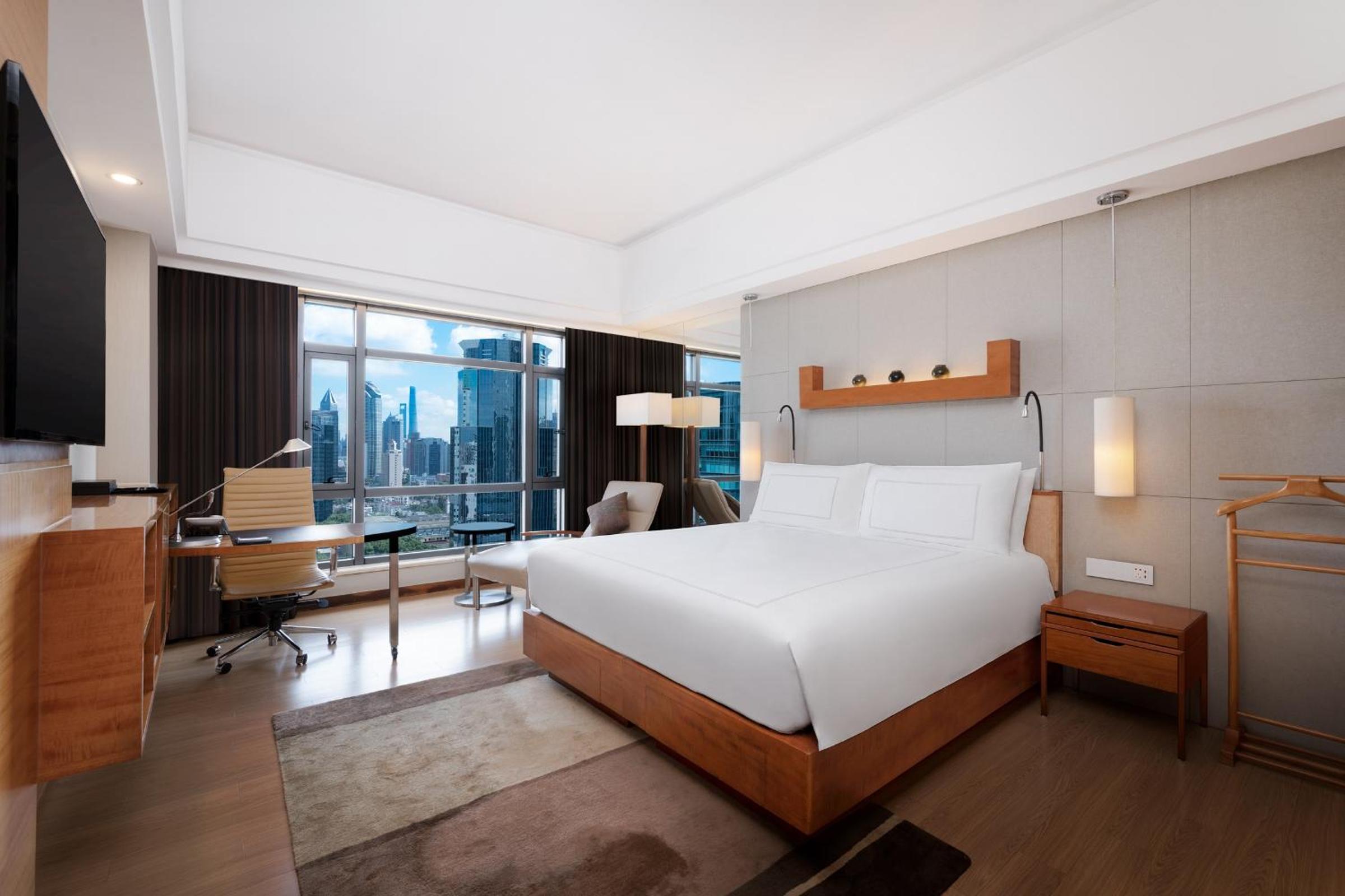 Swiss Executive King Room thumbnail 5