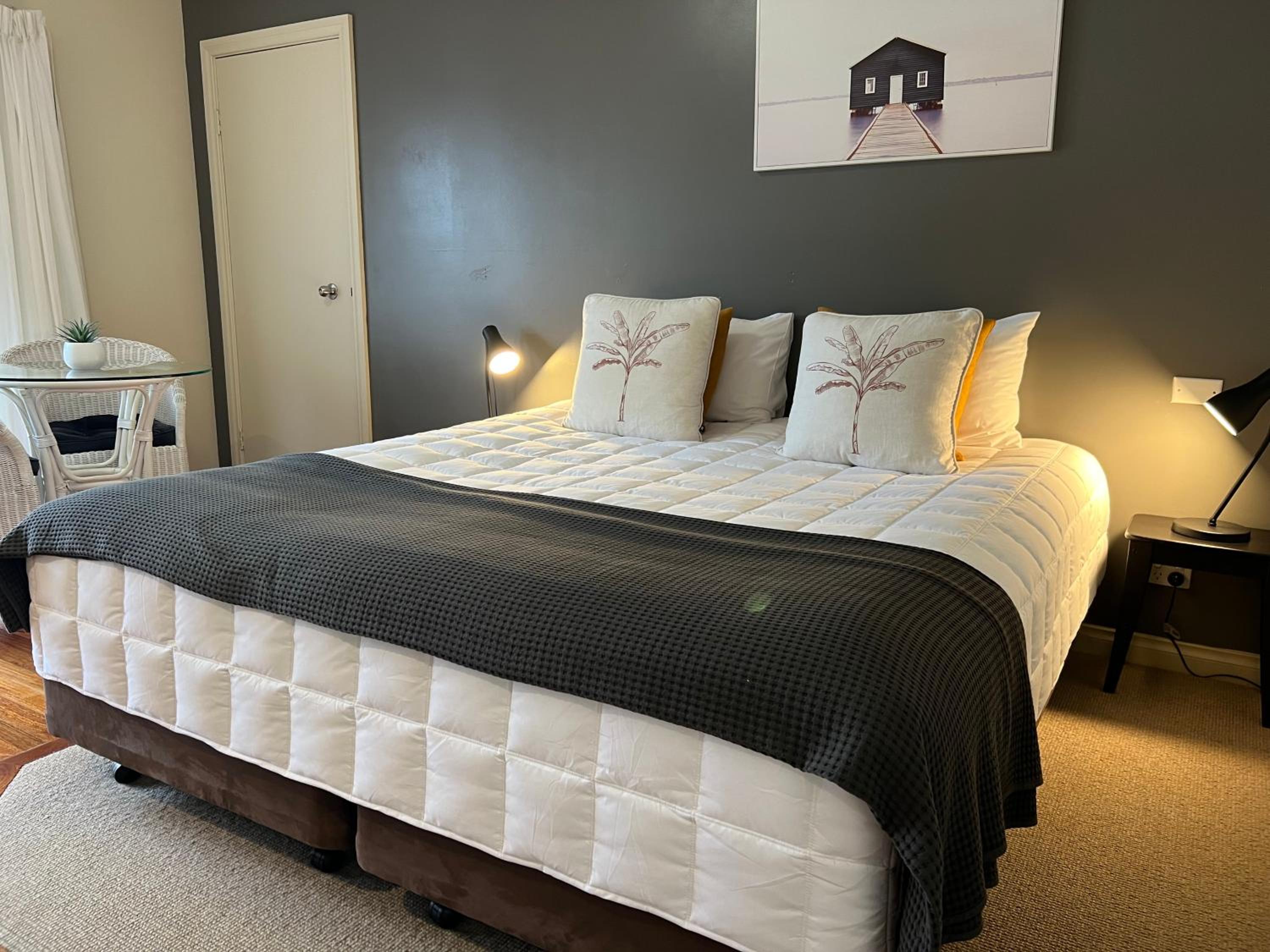 Deluxe King Room - Photo 3