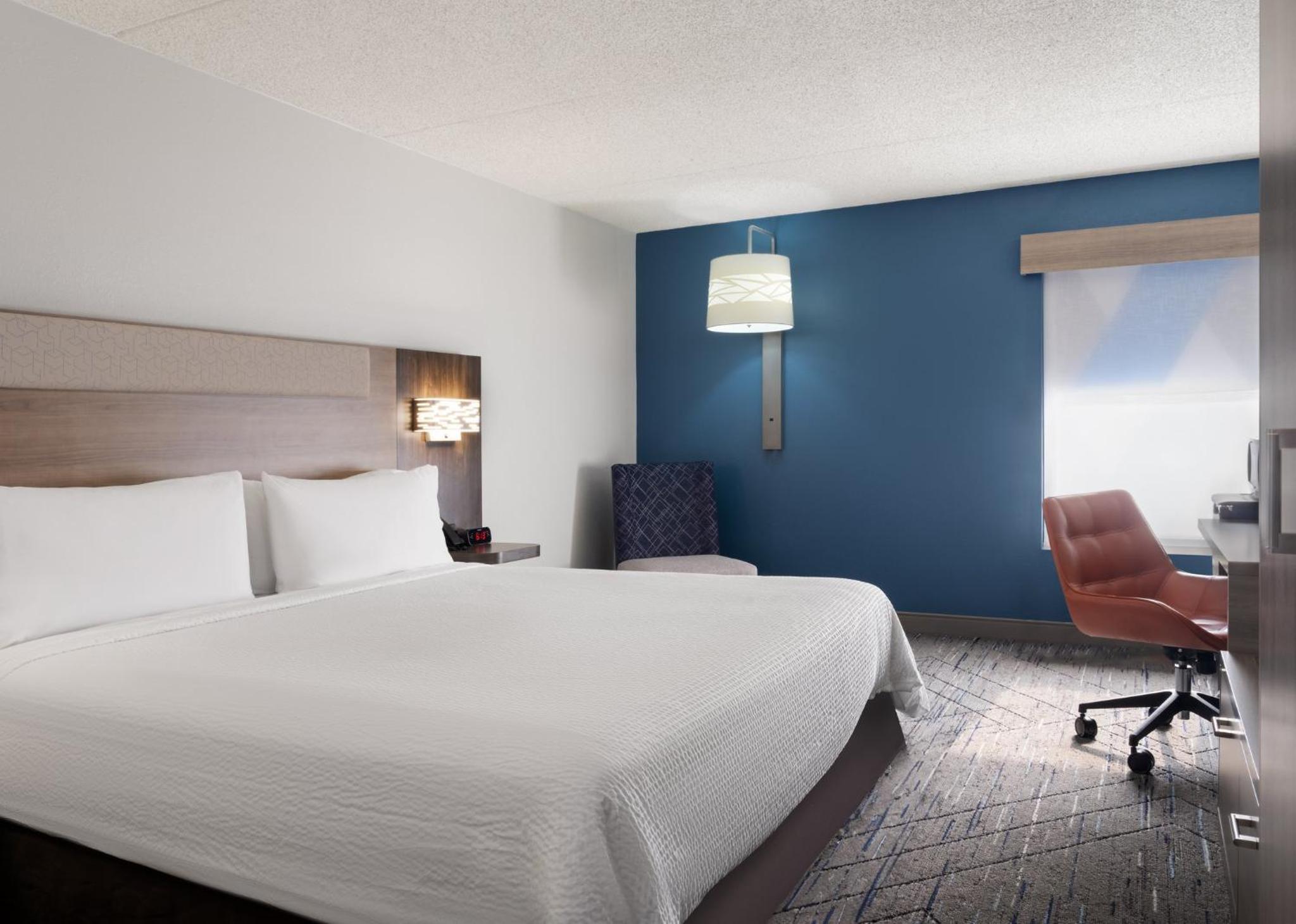 Standard King Room with Mobility Accessible Tub