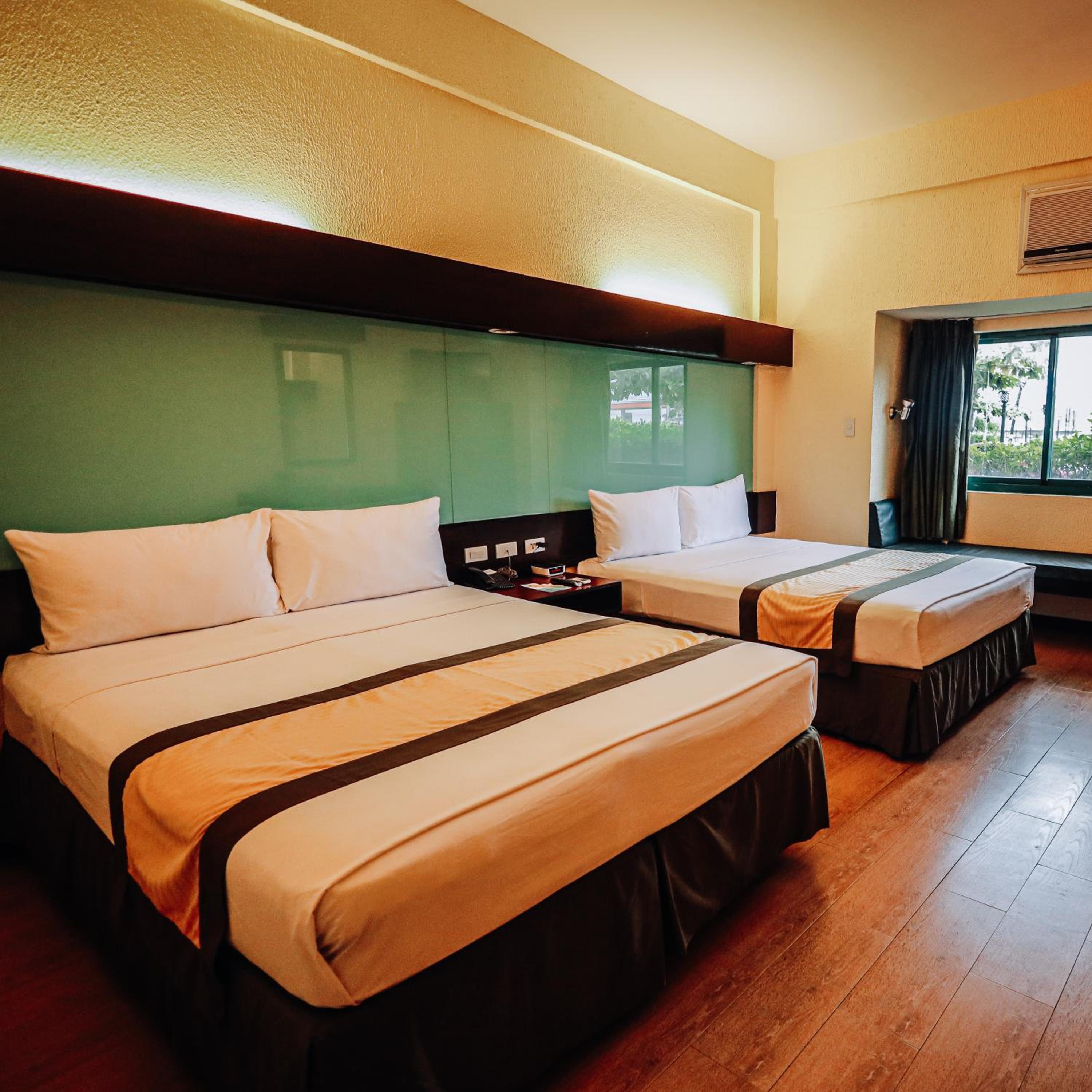 Queen Room with Two Queen Beds - Non-Smoking - Photo 2