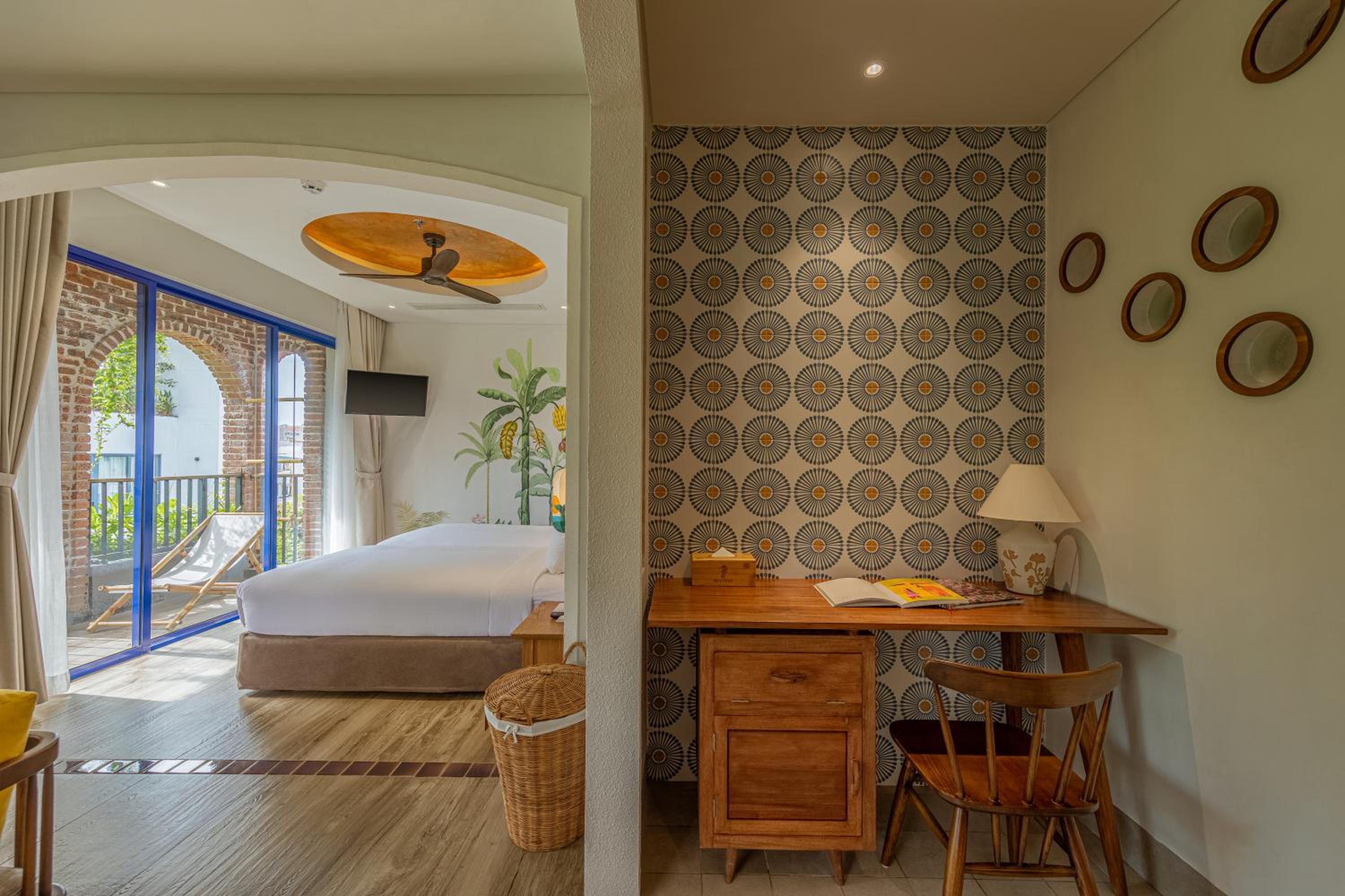 Large Twin Room - Photo 8