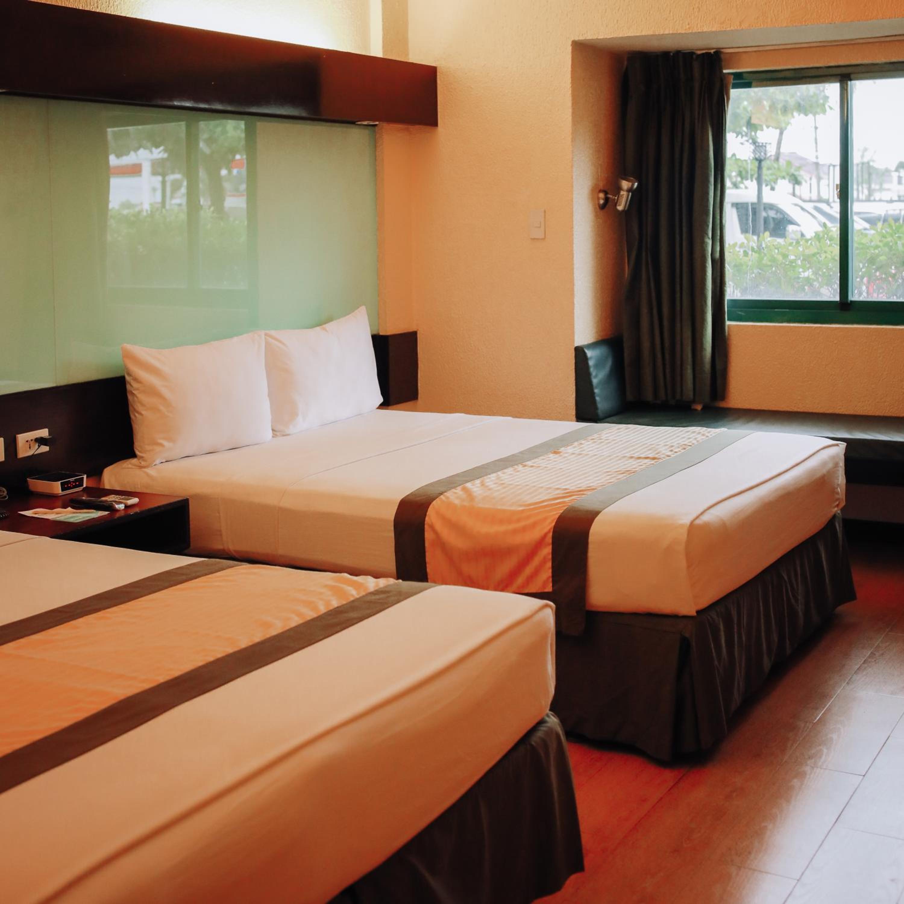 Queen Room with Two Queen Beds - Non-Smoking - Photo 4
