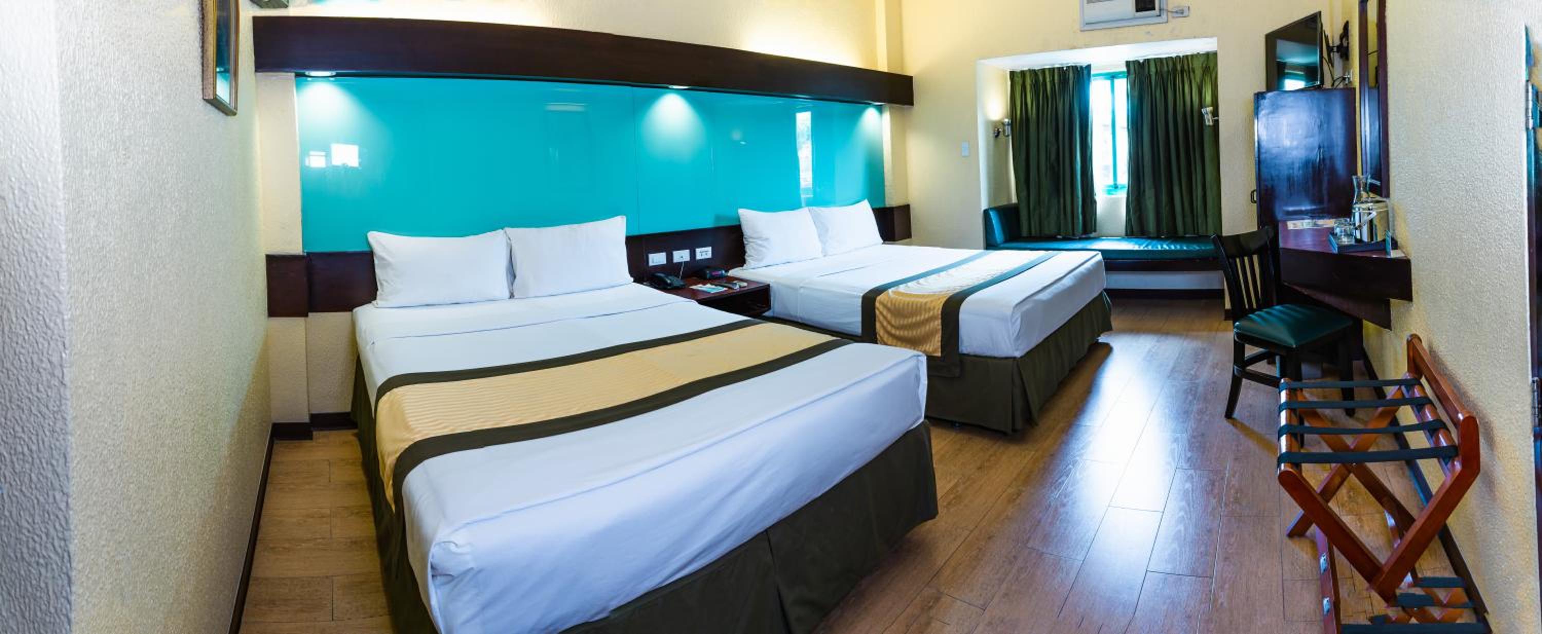 Queen Room with Two Queen Beds - Non-Smoking - Photo 3