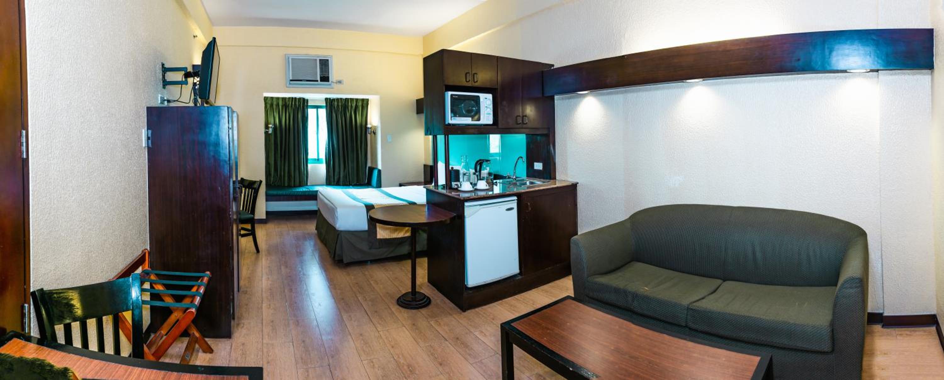 Queen Suite - Non-Smoking - Photo 5