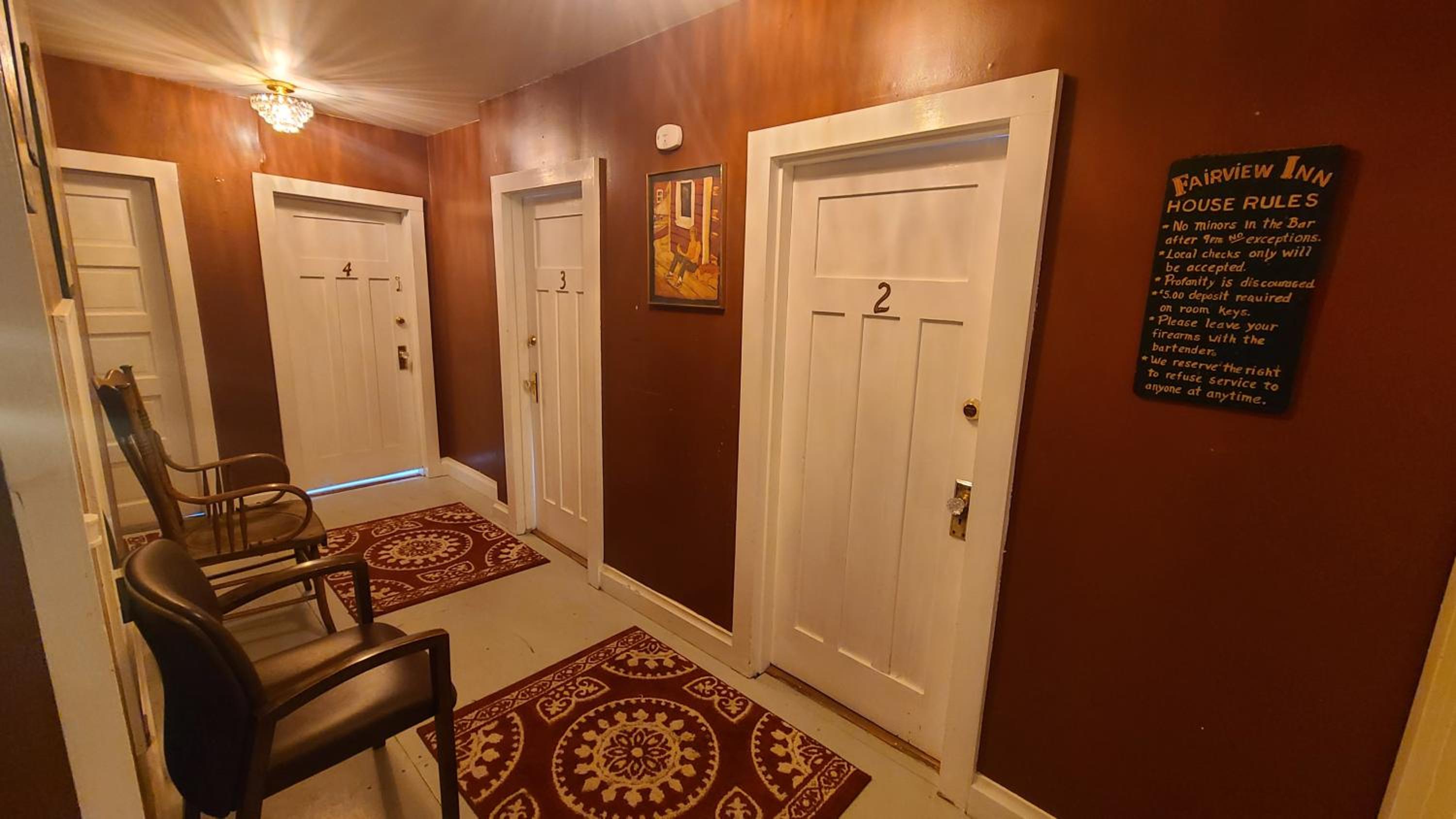 Queen Room with Shared Bathroom photo 3