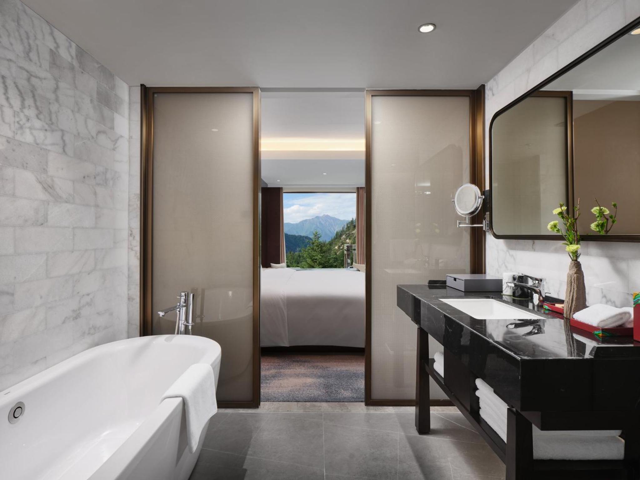 1 King Premium Club Lounge Access Balcony - Photo 3