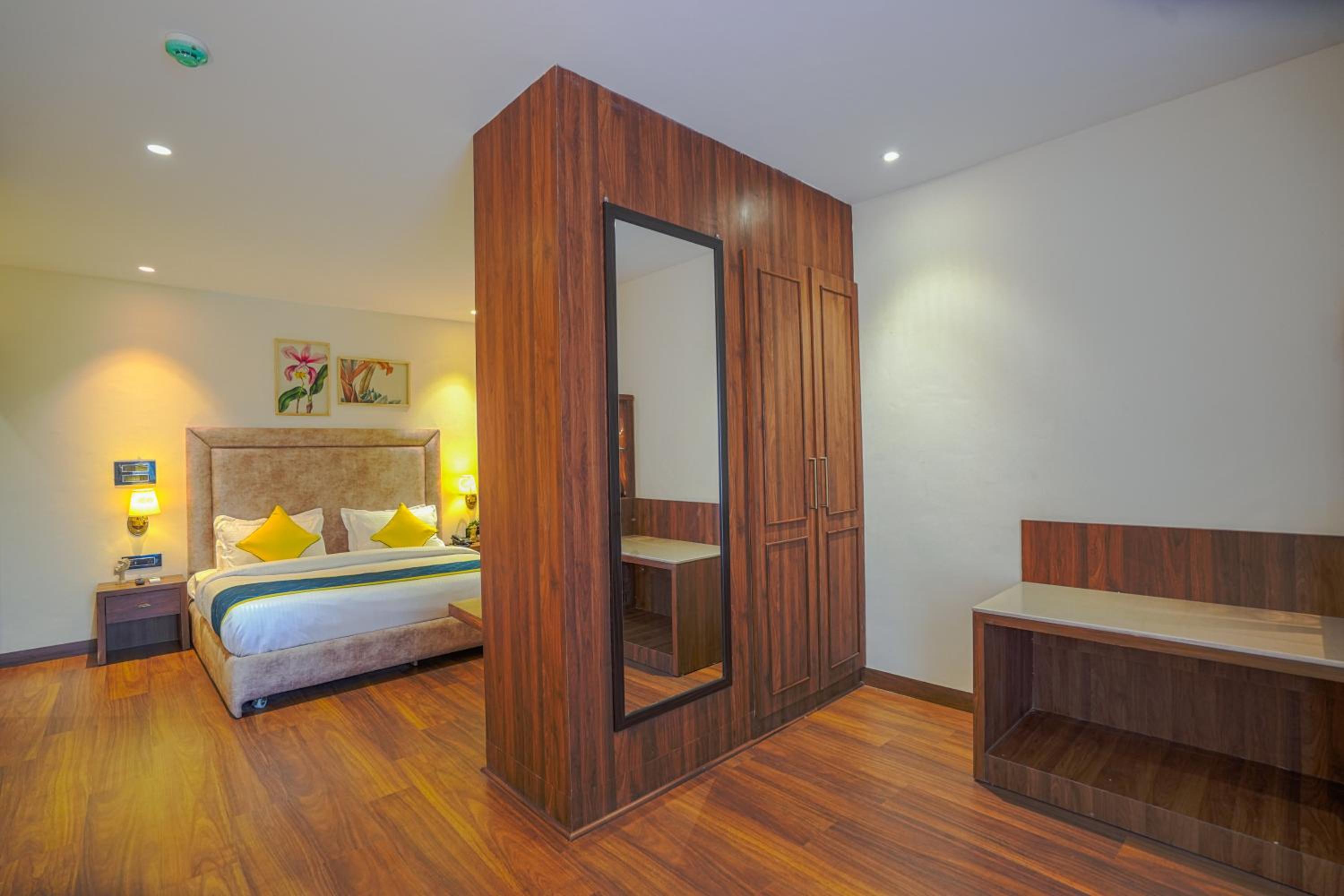 Suite - Photo 11