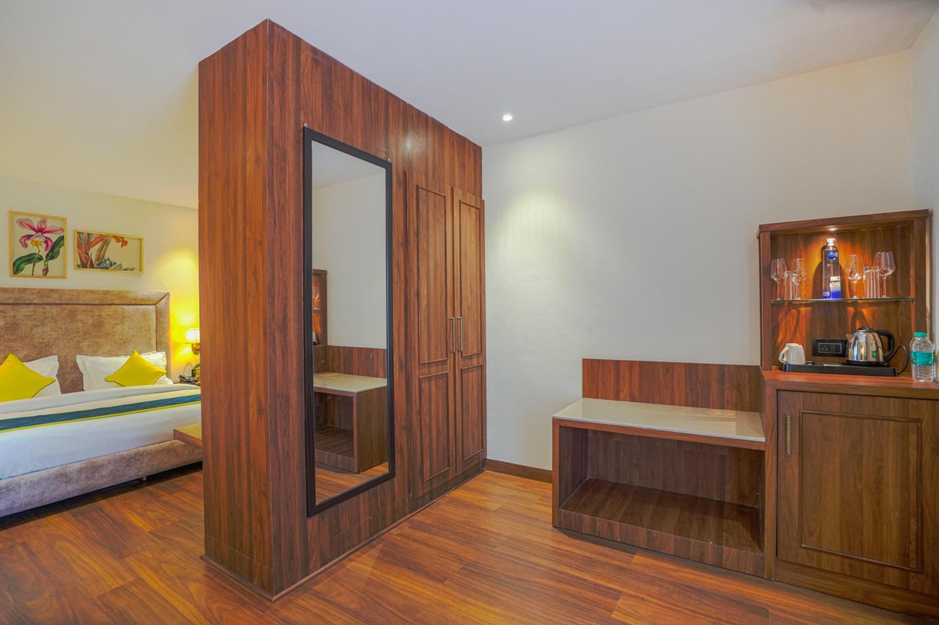 Suite - Photo 13