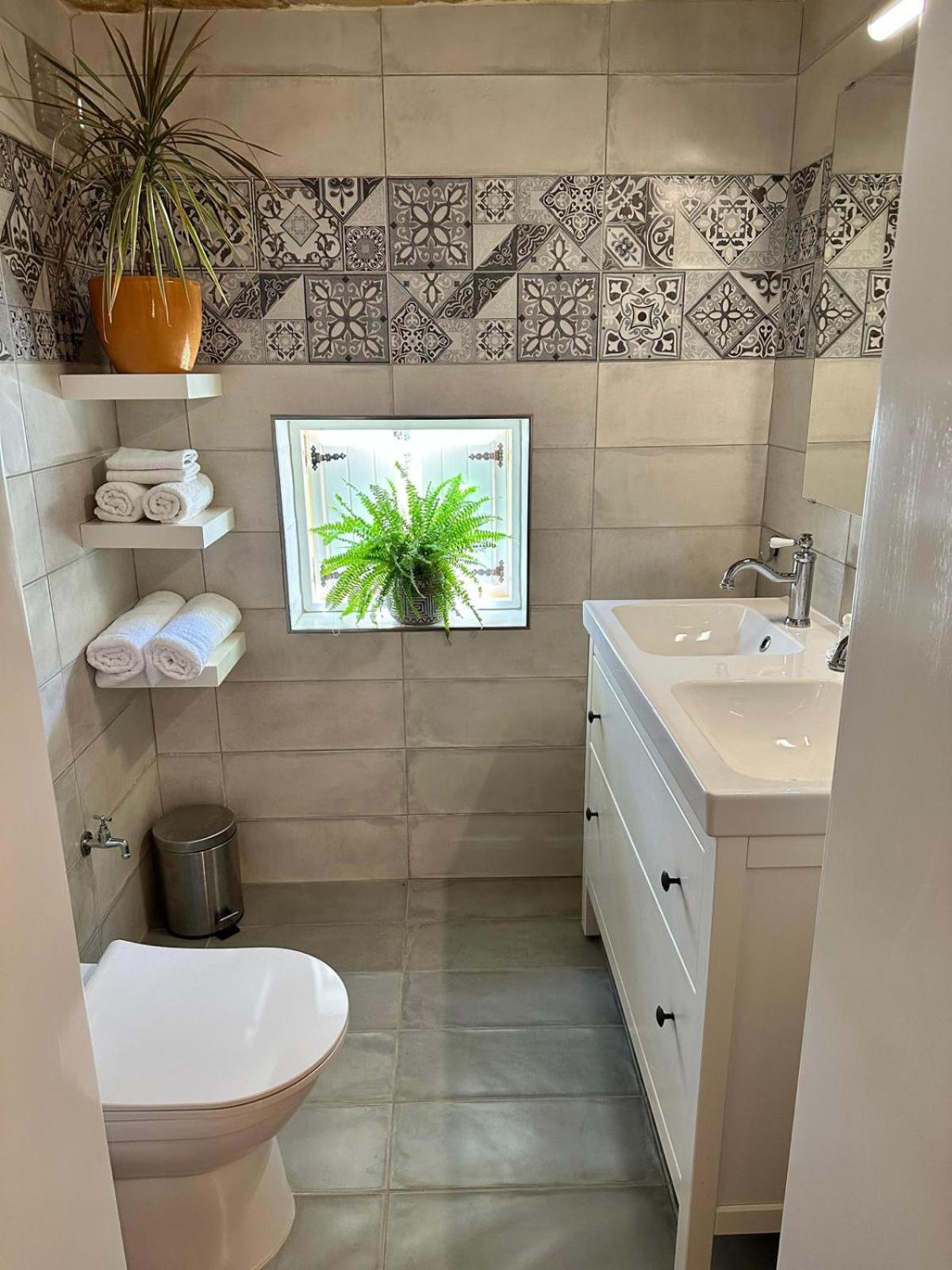 Deluxe Double Room with Bath photo 2