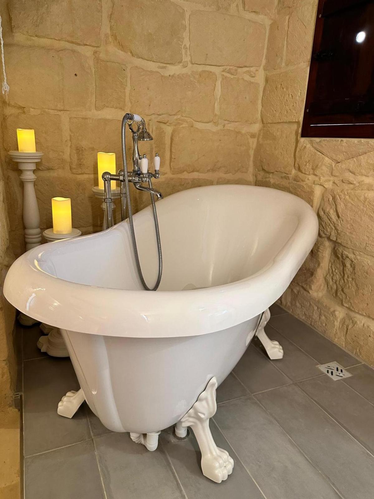 Deluxe Double Room with Bath photo 3