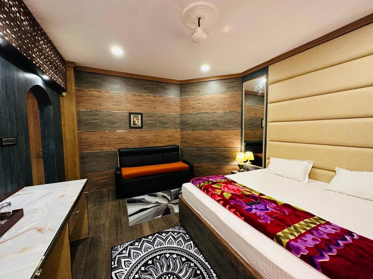 Superior King Room - Photo 13