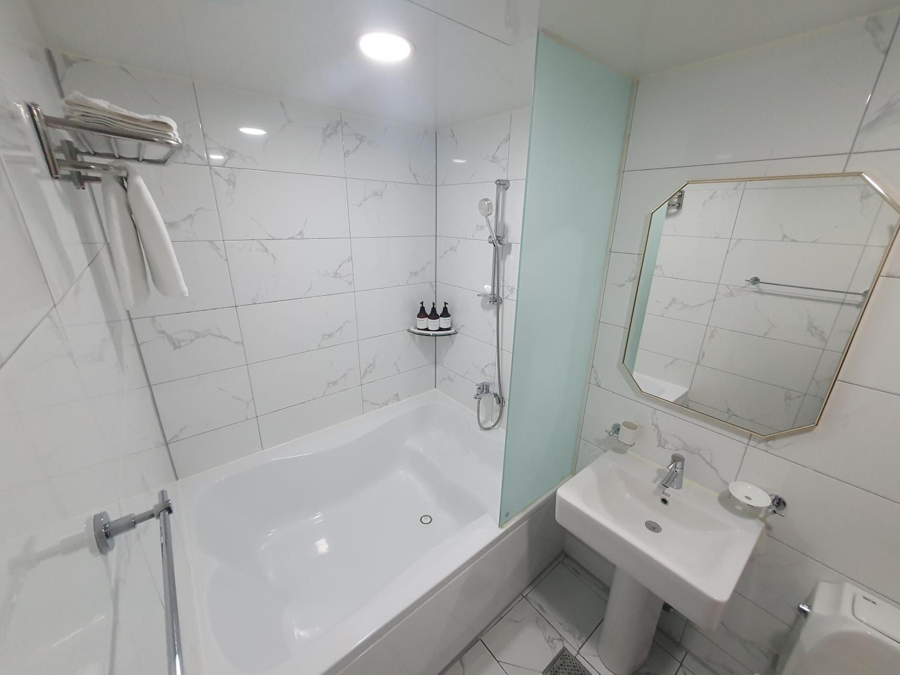 Twin Room - Photo 3