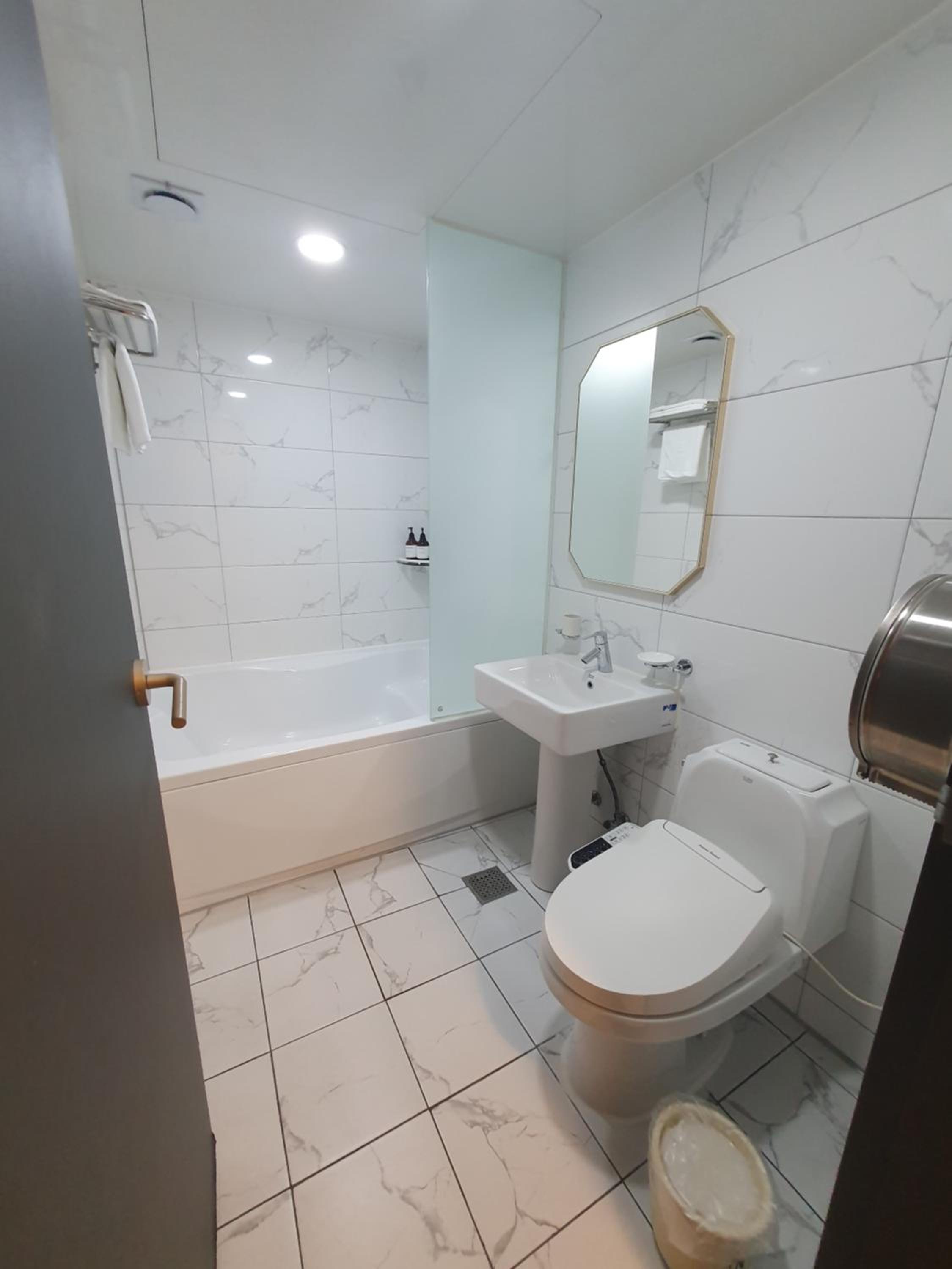 Twin Room - Photo 5