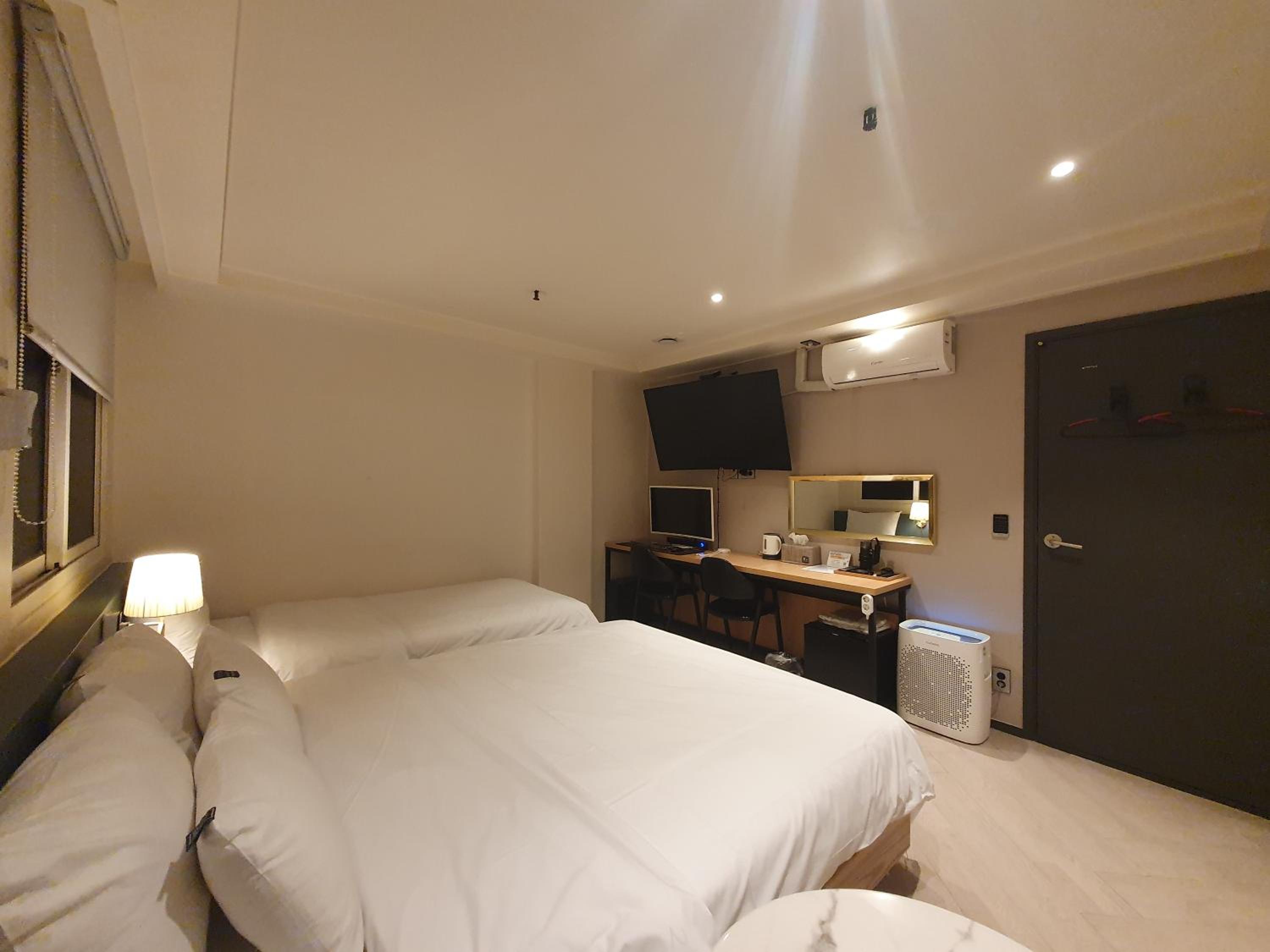 Twin Room - Photo 2