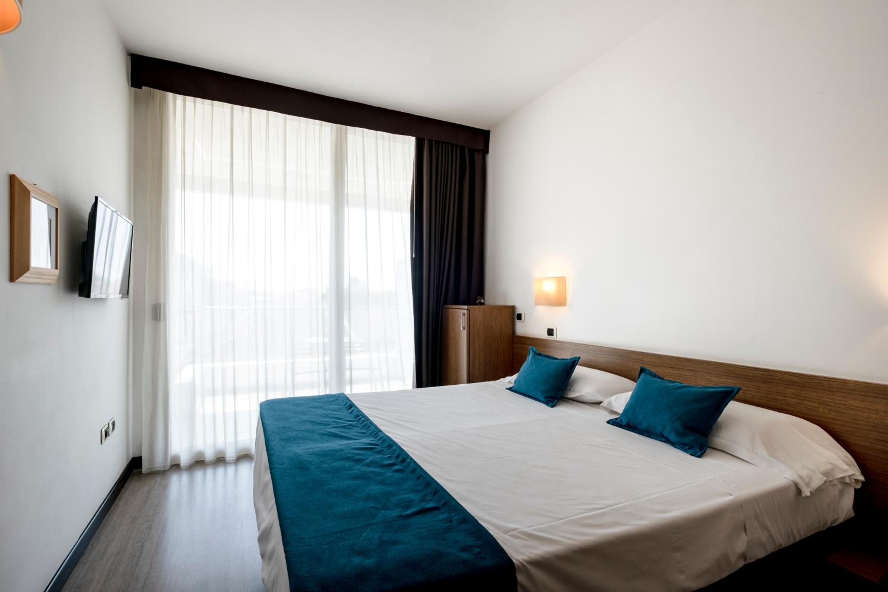 Double Room with Balcony - Photo 8