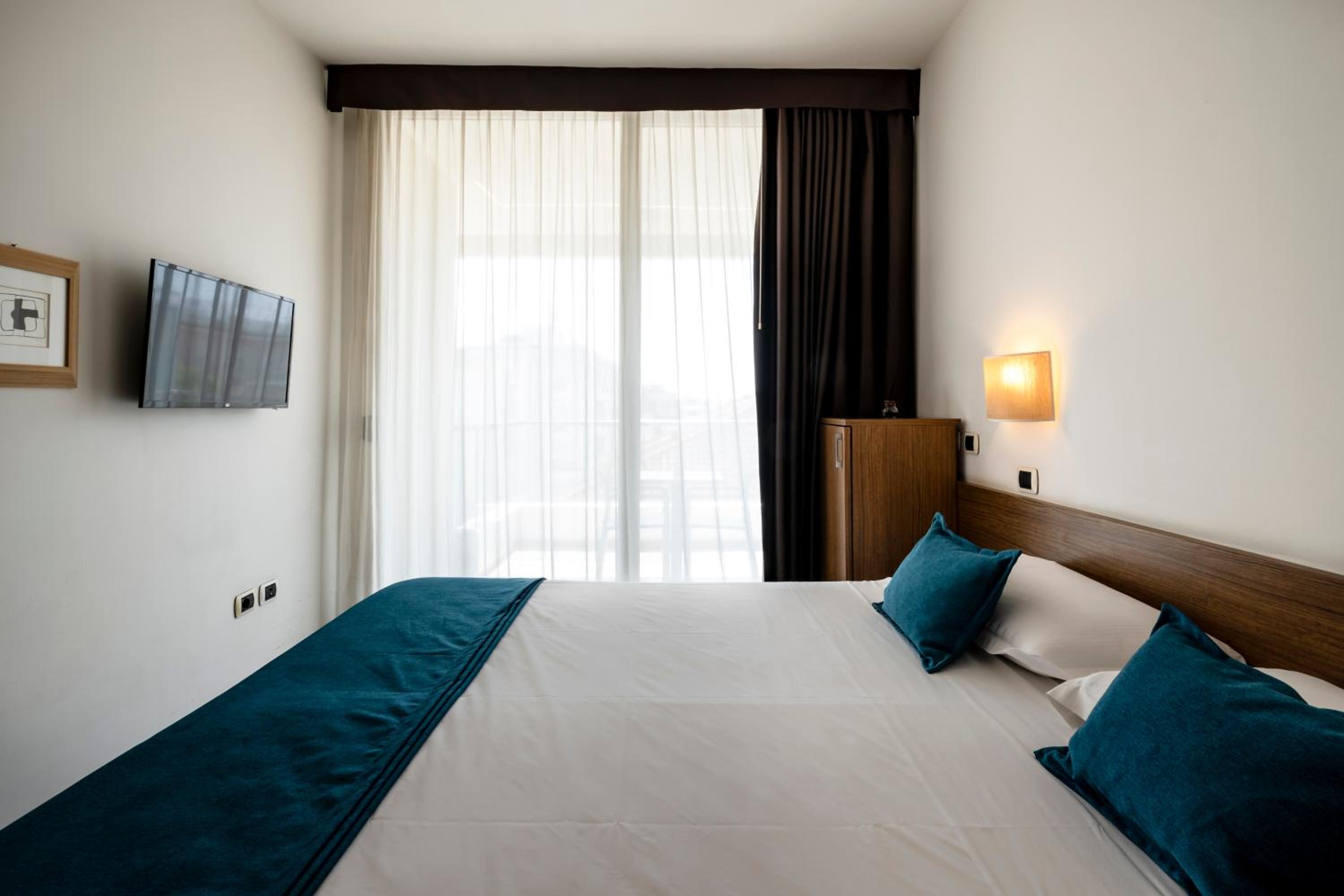 Double Room with Balcony - Photo 7