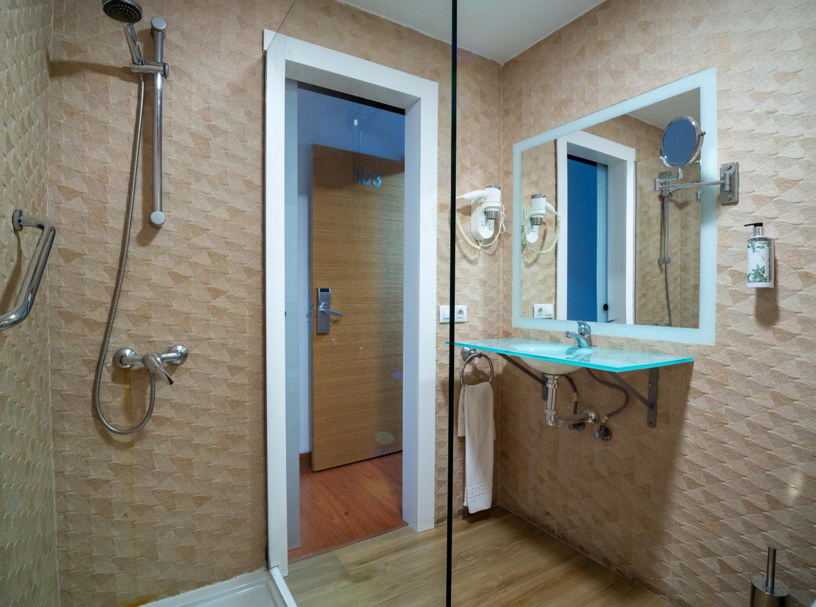 Double or Twin Room with Extra Bed - Photo 3