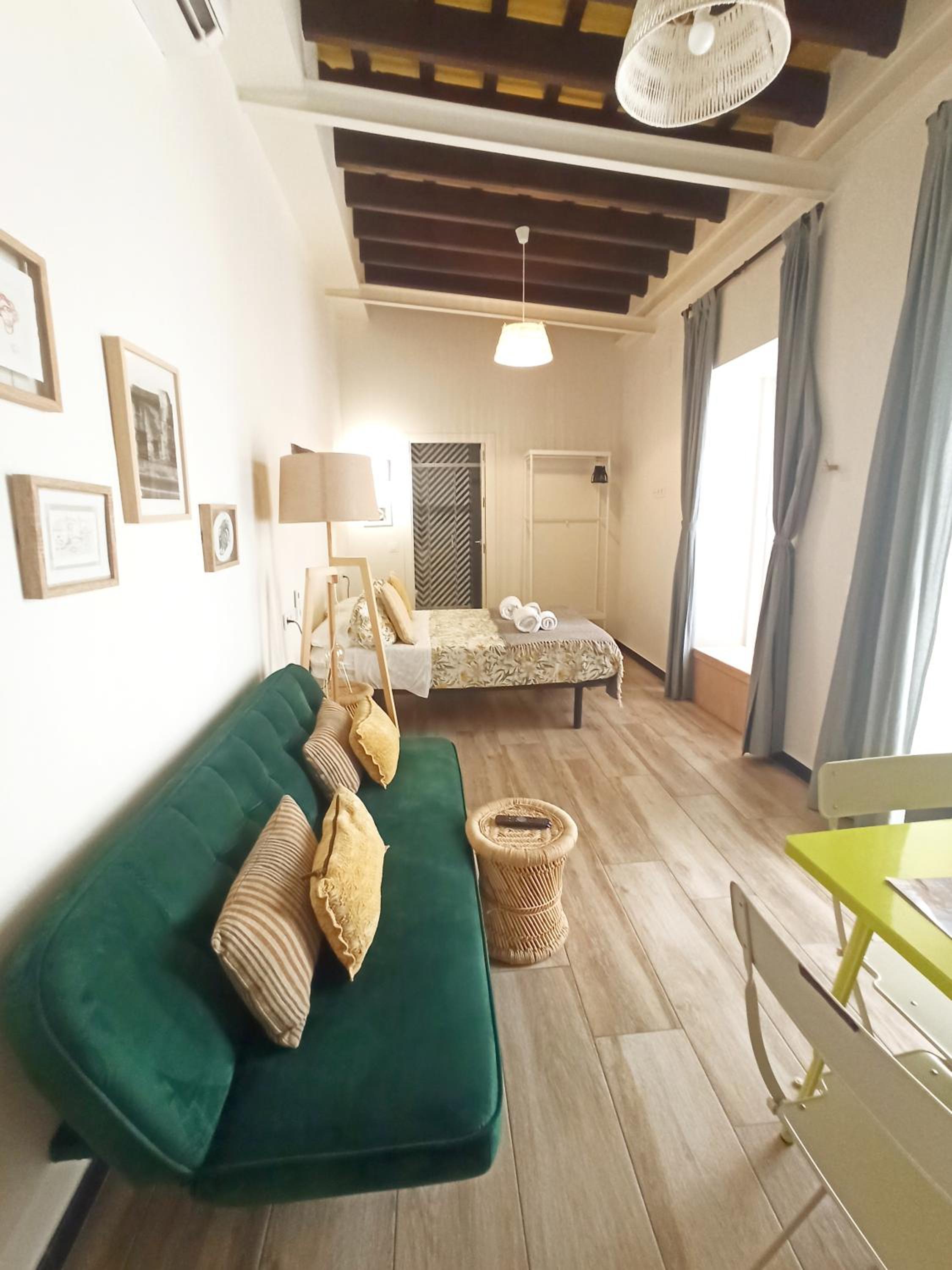 Studio Apartment with One Double Bed - Photo 1