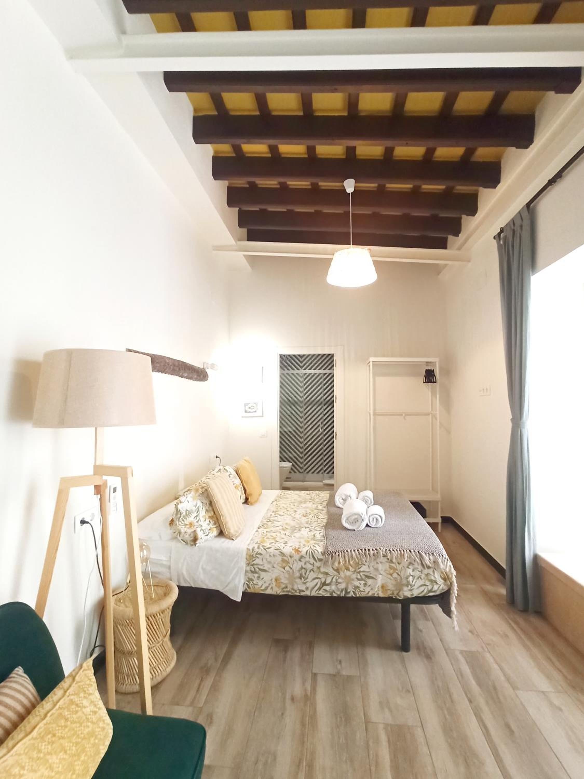 Studio Apartment with One Double Bed - Photo 10