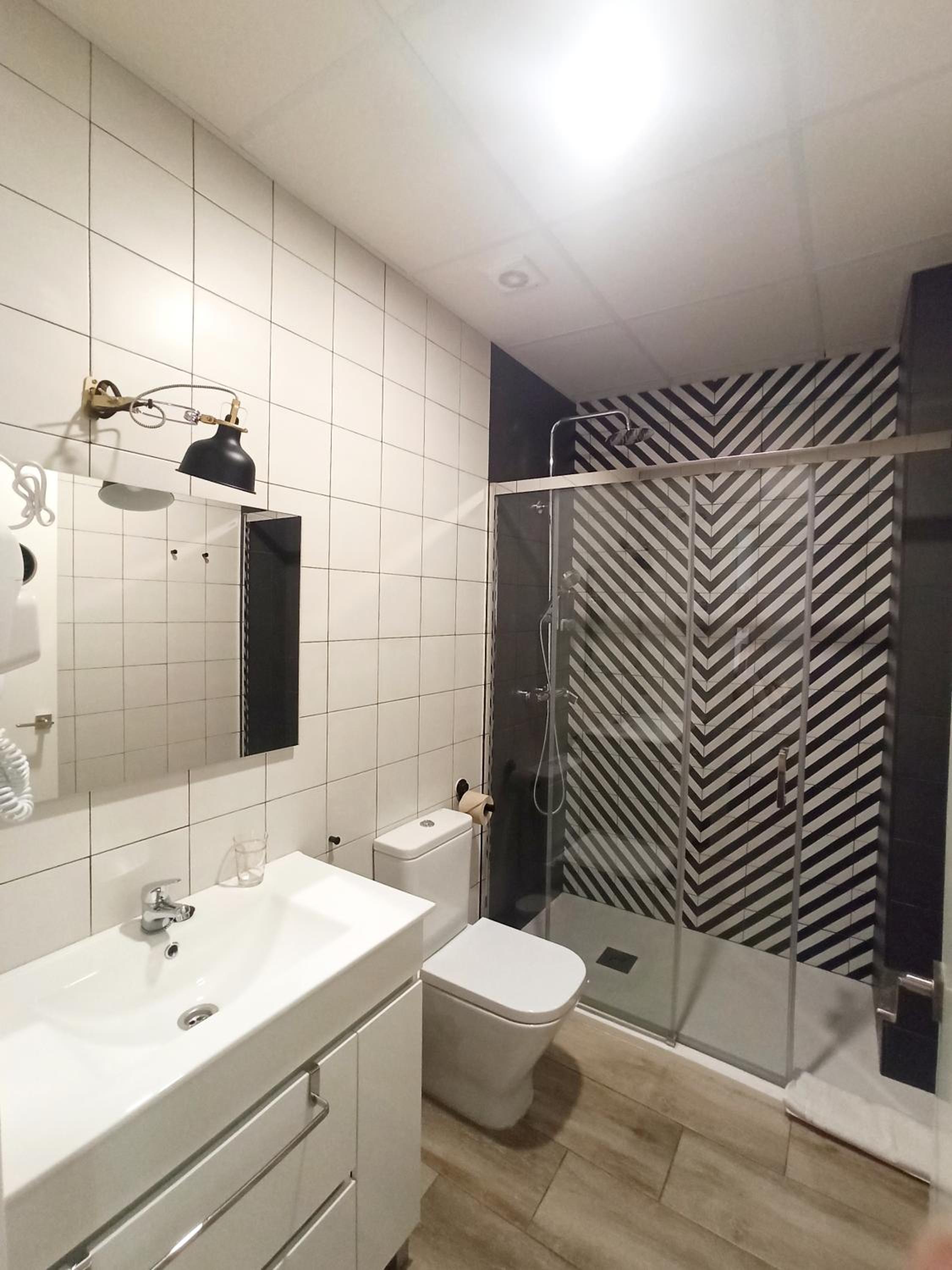 Studio Apartment with One Double Bed - Photo 7