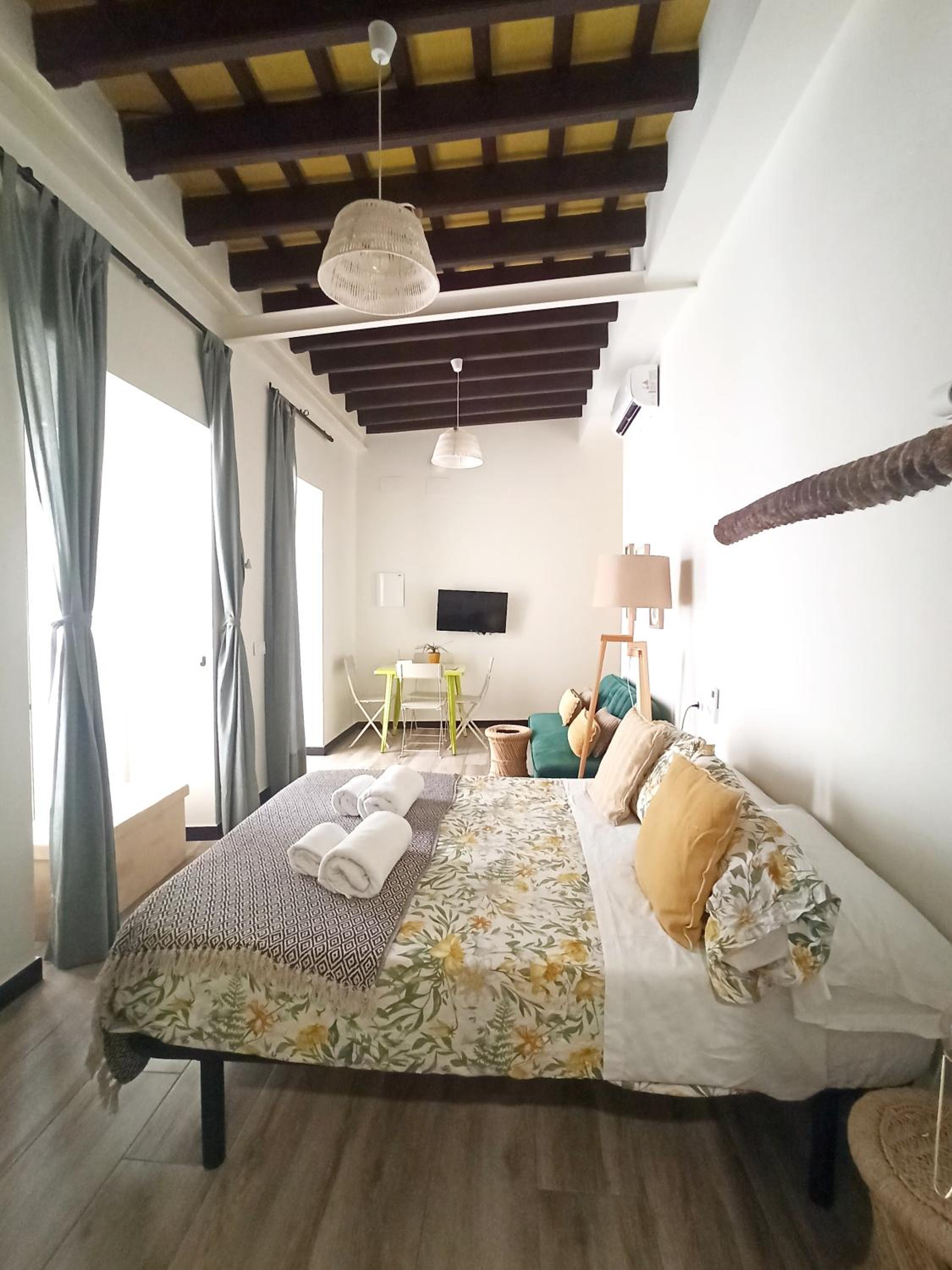 Studio Apartment with One Double Bed - Photo 2