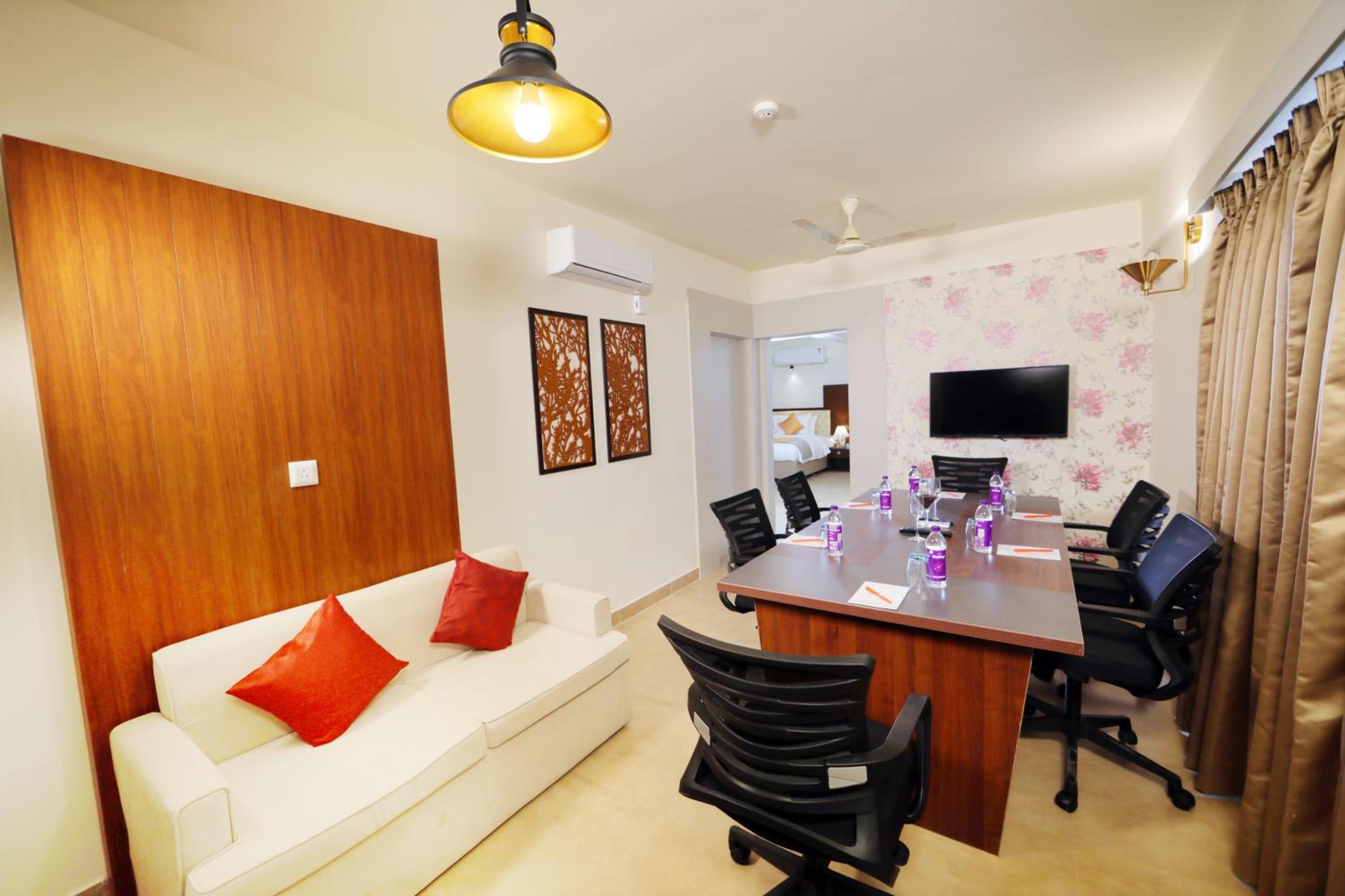Executive Suite - Photo 8