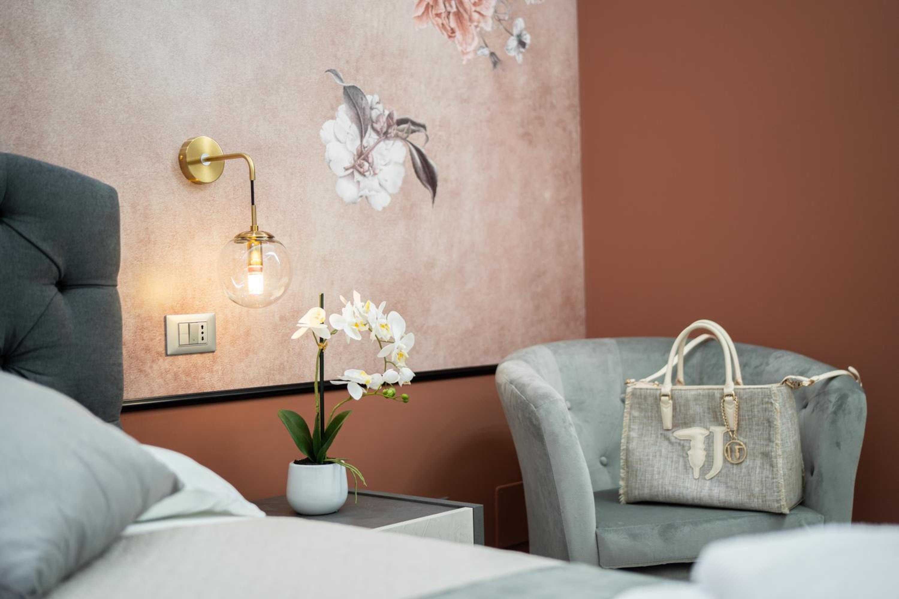 Queen Suite with Spa Bath photo 3