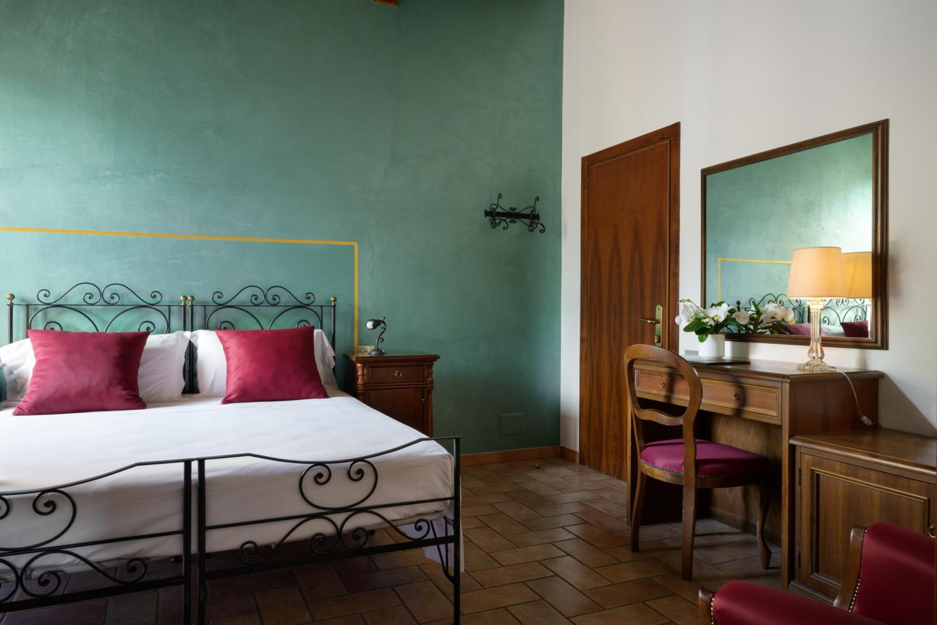 Standard Double Room - Photo 13
