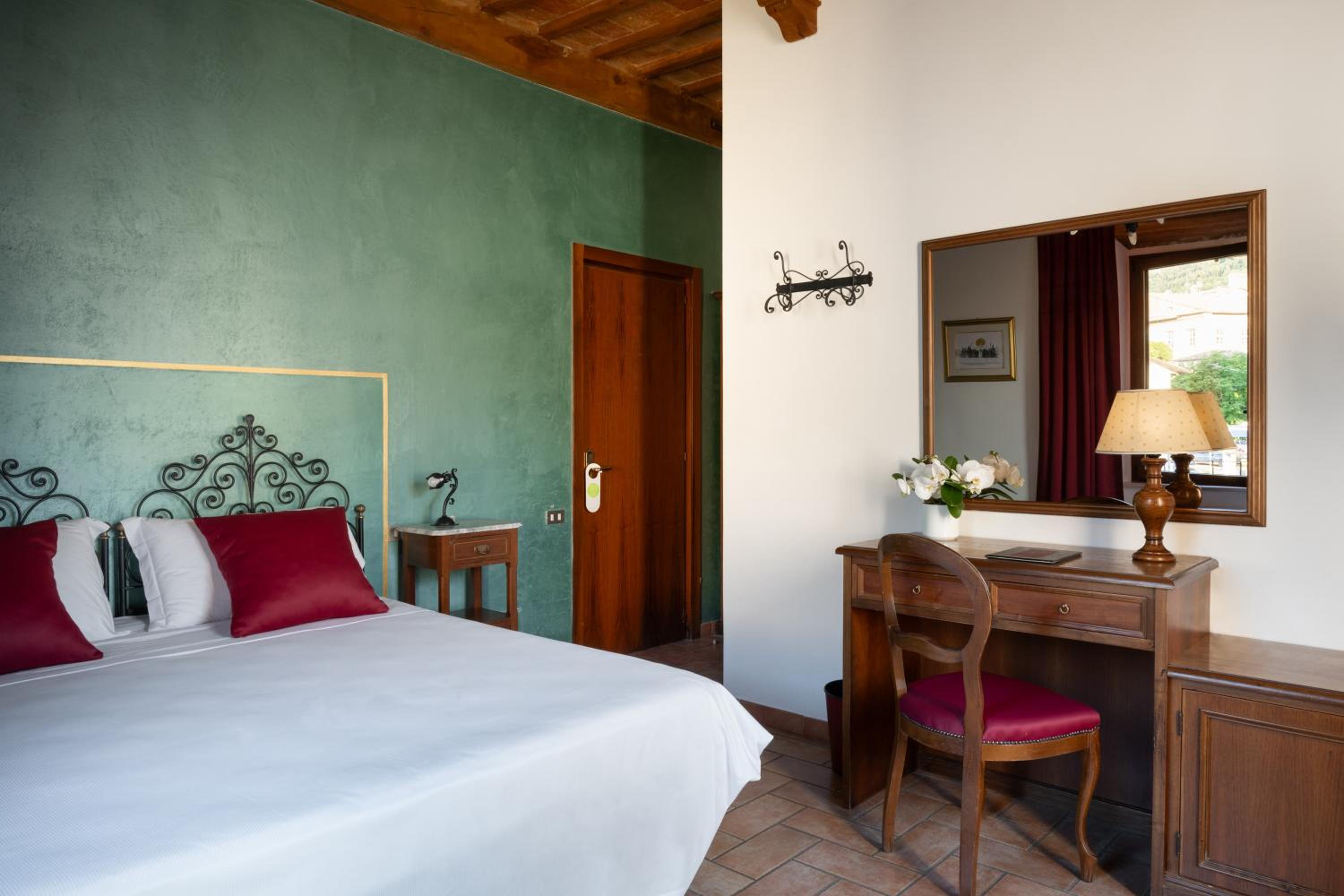 Standard Double Room - Photo 16